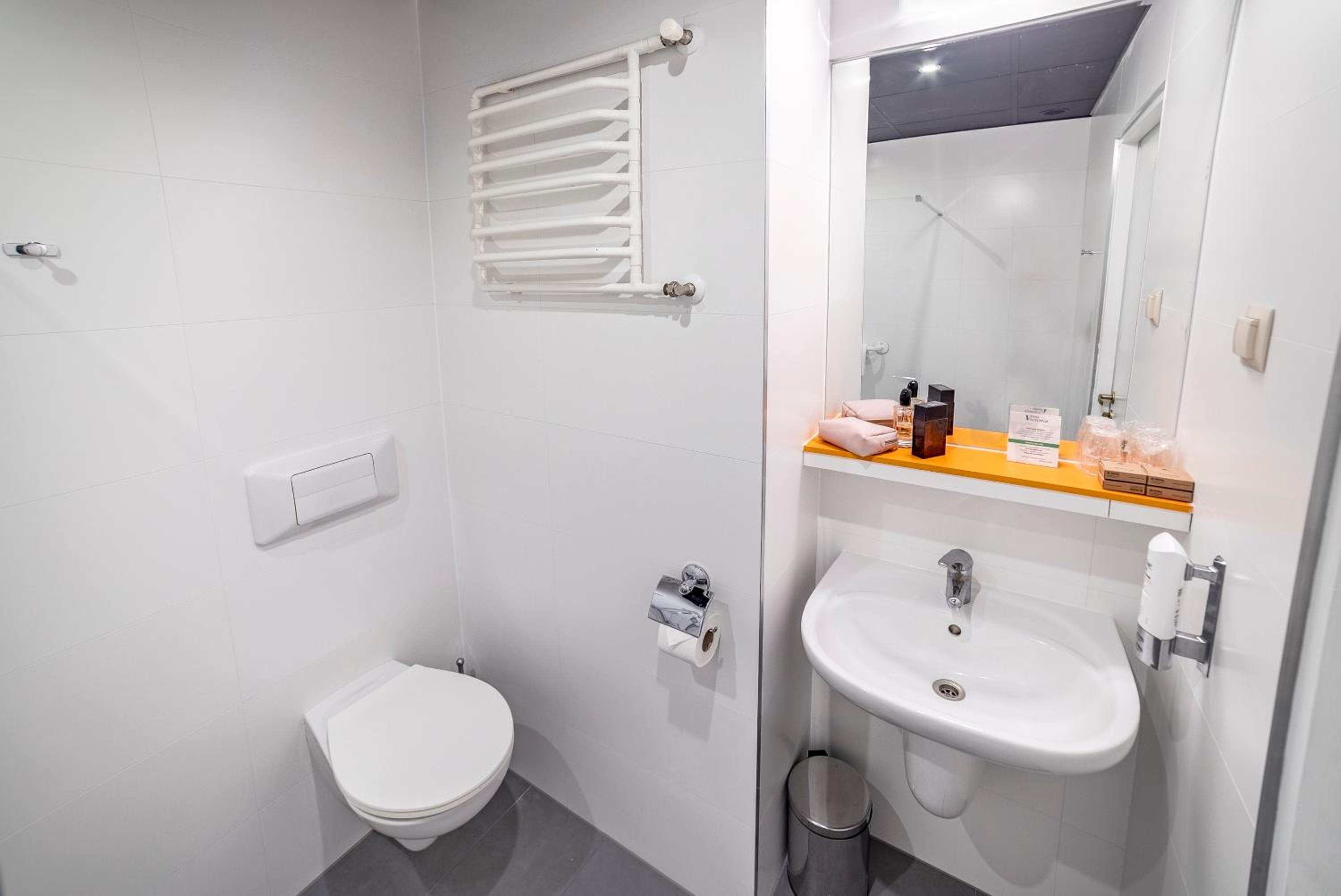 Standard Twin Room - Photo 2