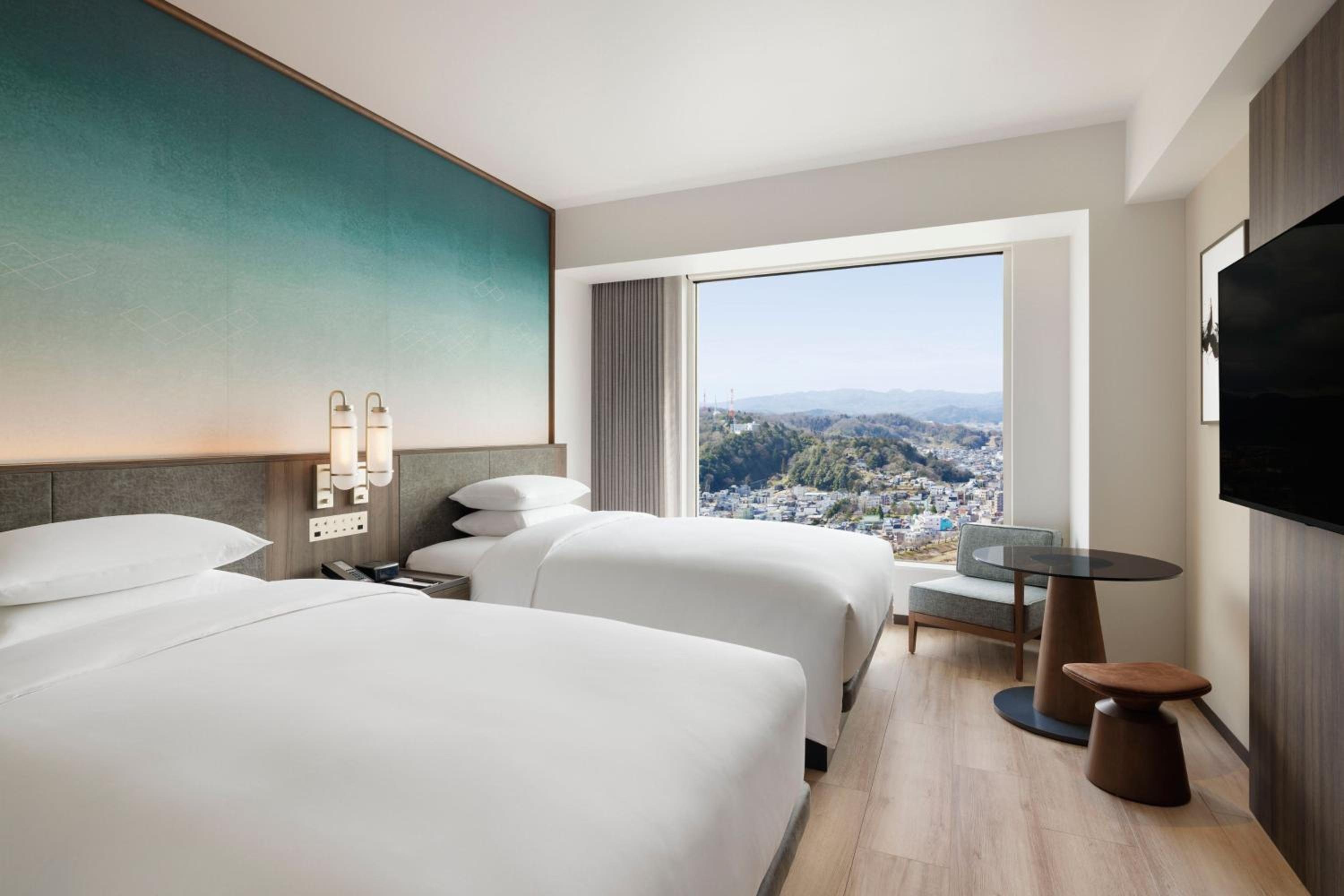 Superior Double Room with Two Double Beds and City View - Photo 2