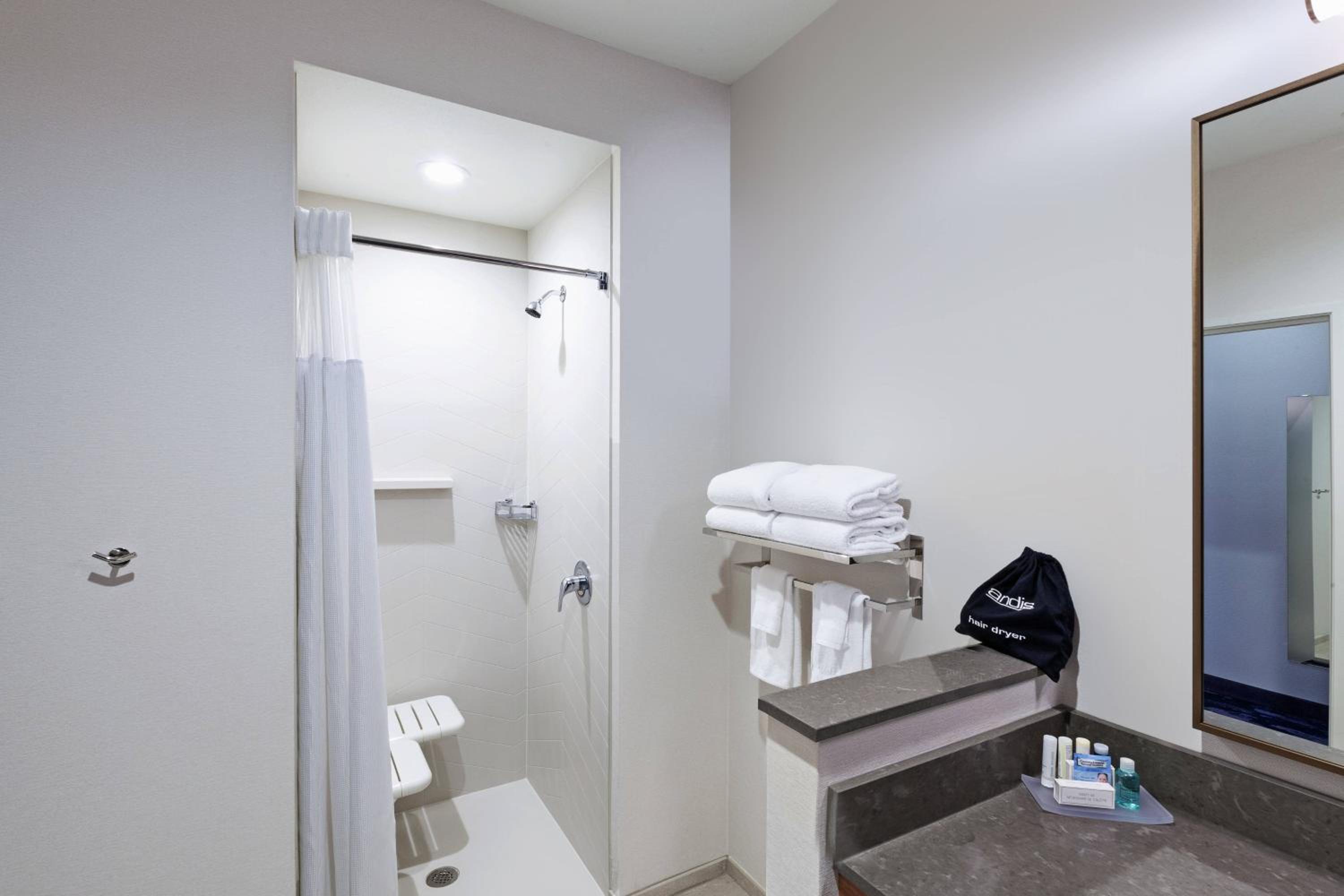 King Room - Hearing Accessible photo 2
