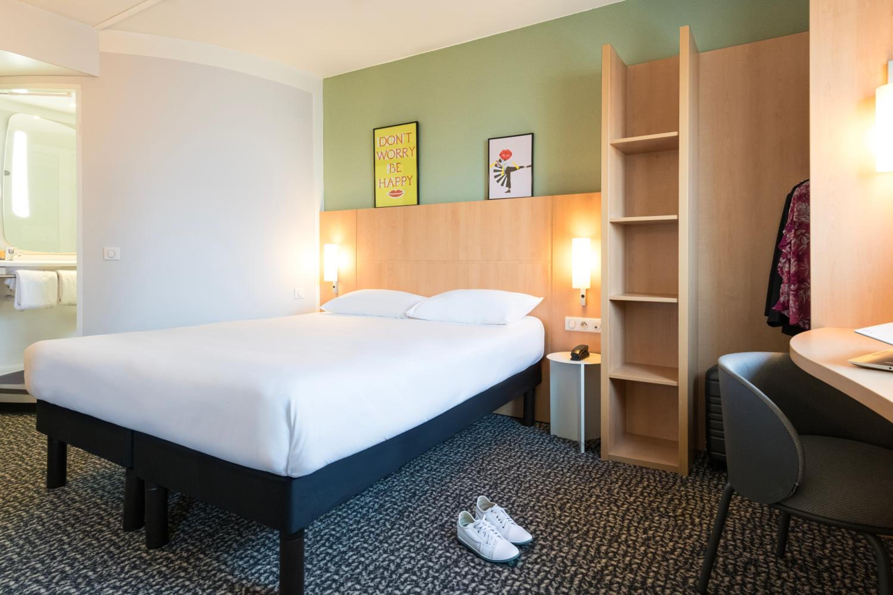 Standard Room with 1 Double Bed and 2 Single Beds photo 1