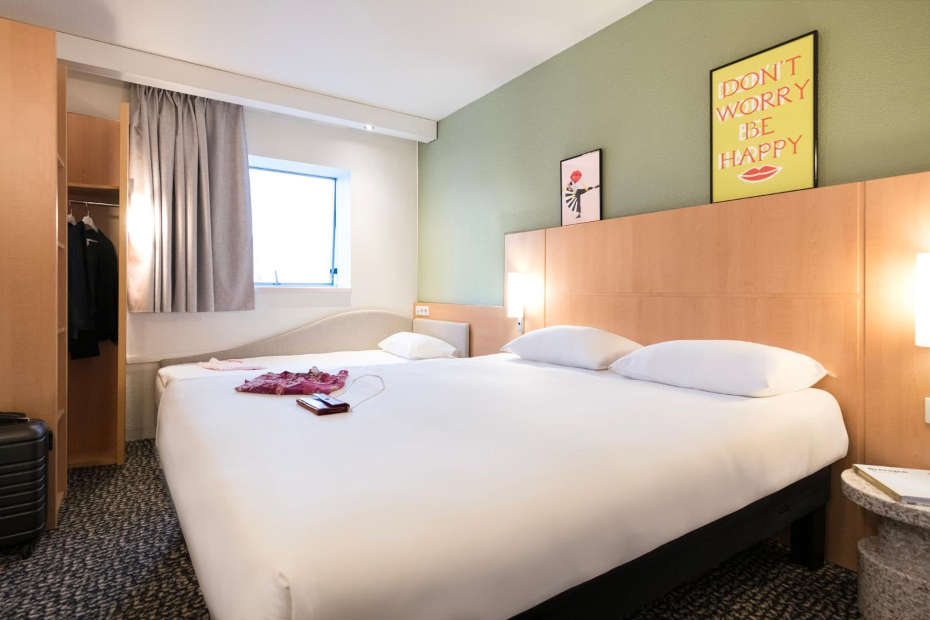 Standard Room with 1 Double and 1 Single Bed photo 3