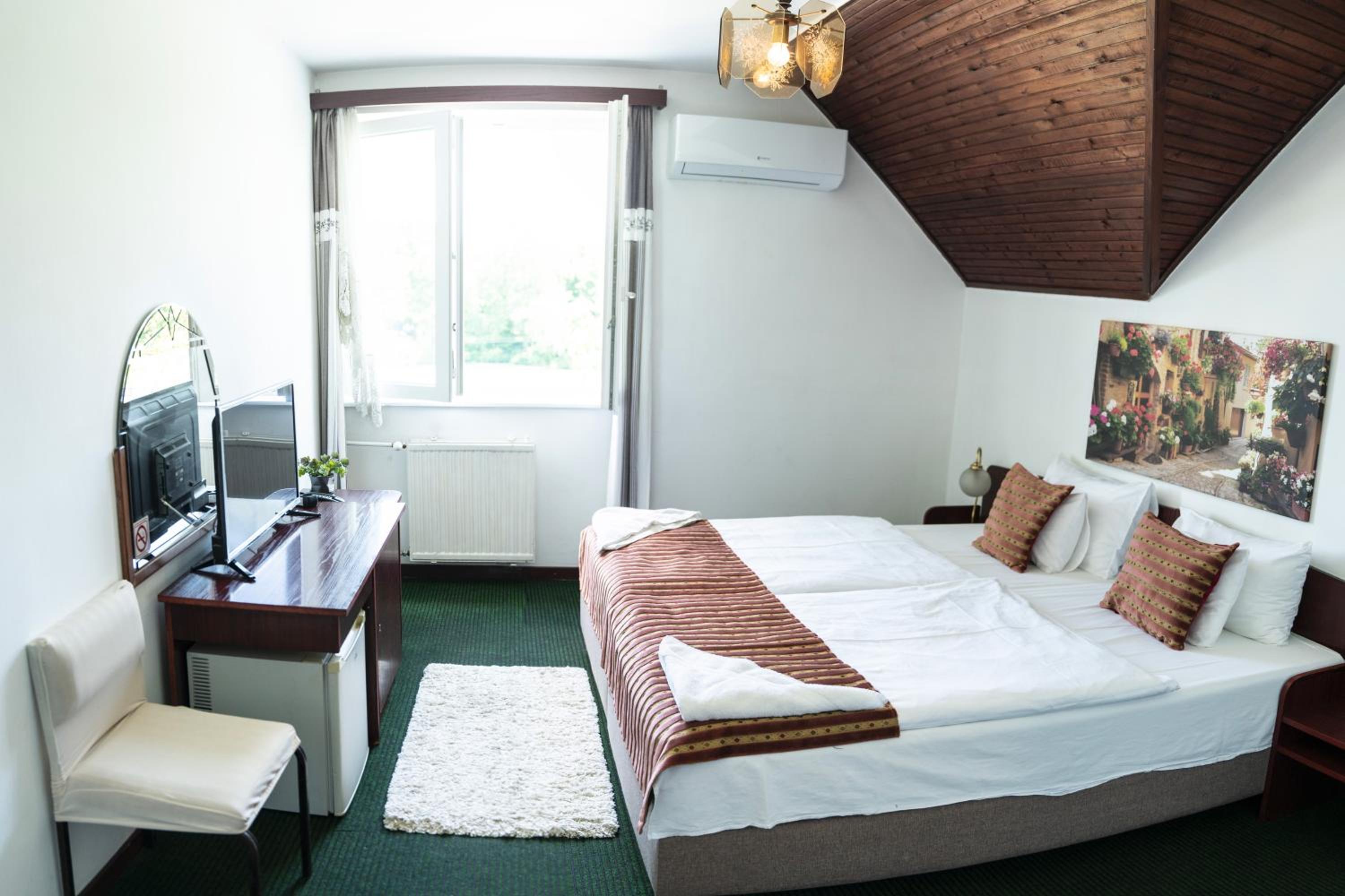 Standard Double or Twin Room - Photo 1