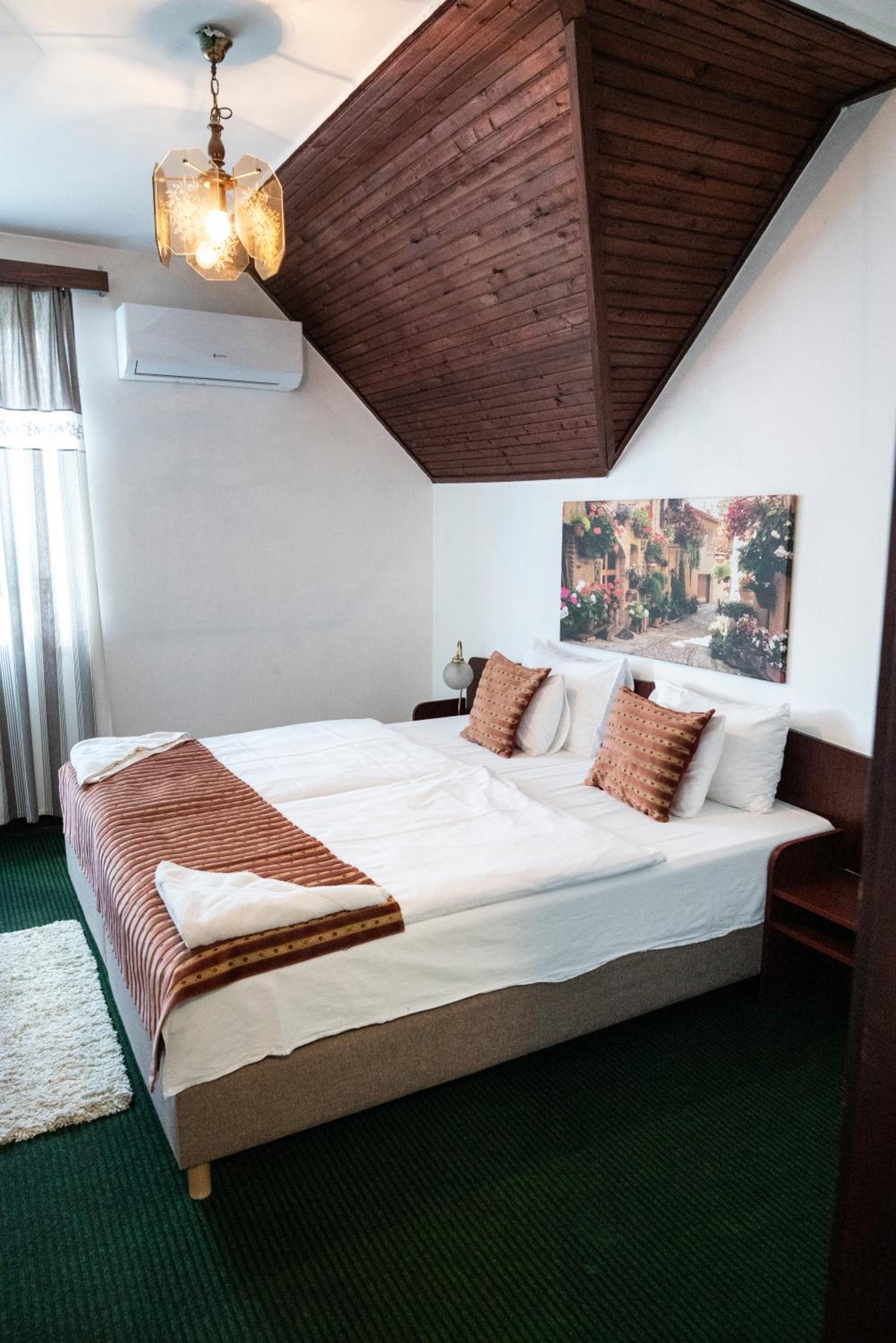 Standard Double or Twin Room - Photo 6