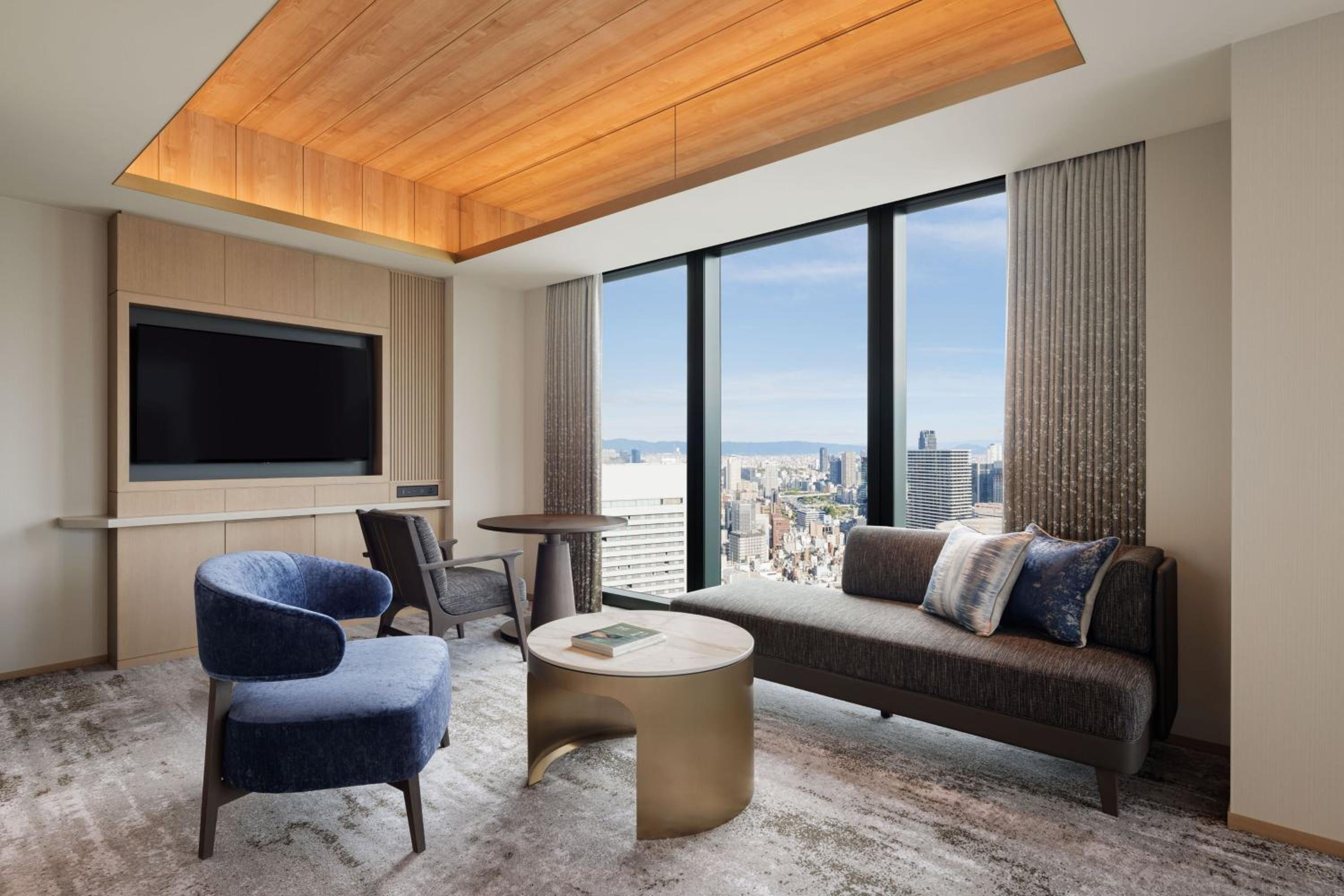 Signature Corner King Room with City View