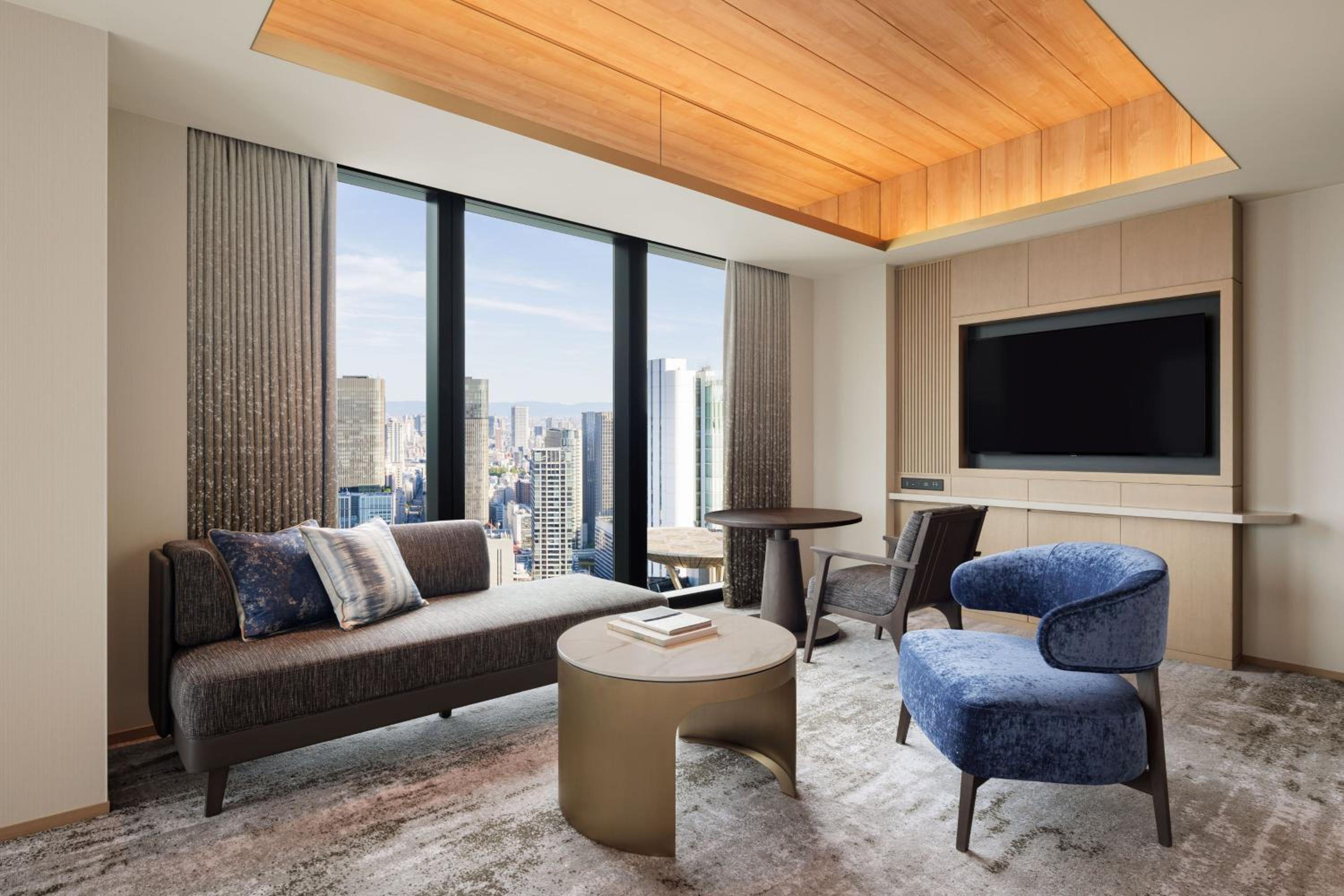 Scenic Corner Twin Room with City View - High Floor