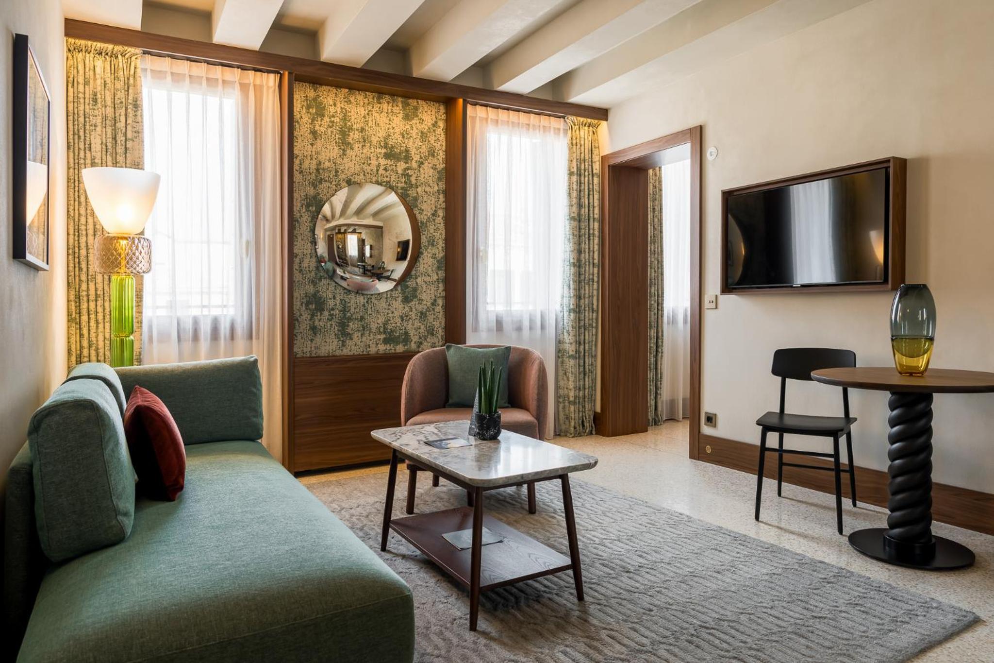 Quadruple Suite with Canal View