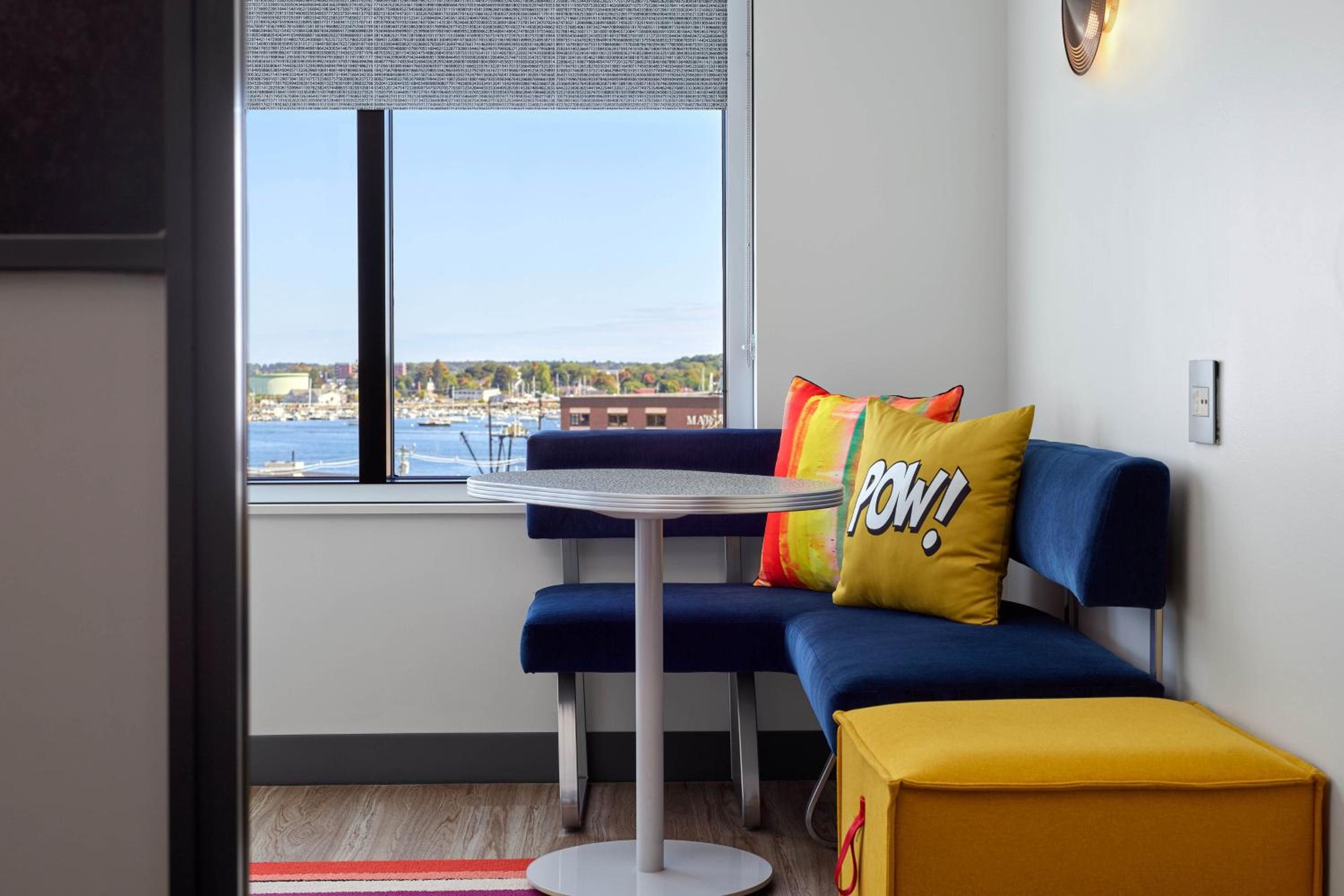 King Room with Water View - Photo 6