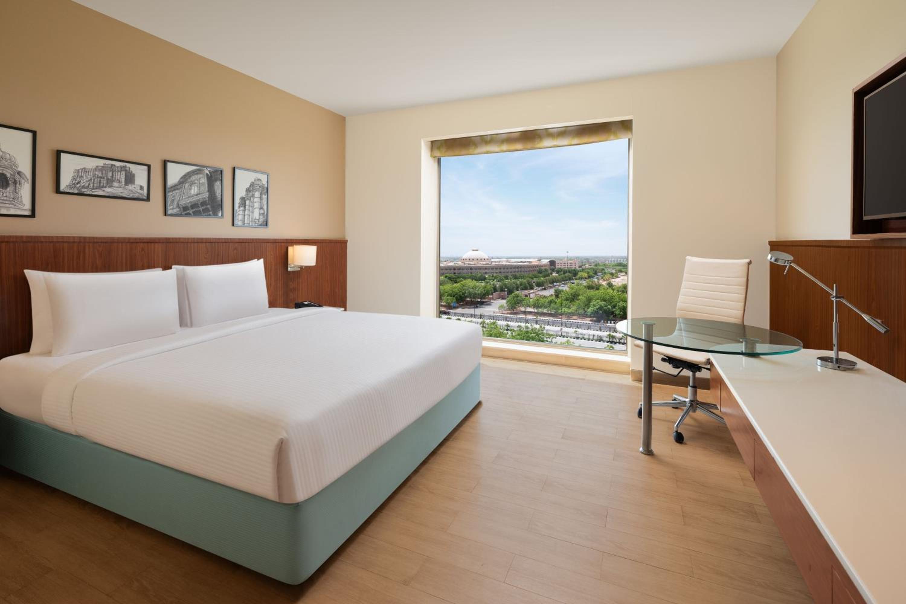 Fairfield One-Bedroom King Suite with City View: (15% Discount on food & soft beverage at Kava Restaurant, Happy Hours (Buy 1 Get 1) on IMFL beverages at the BAR) photo 3