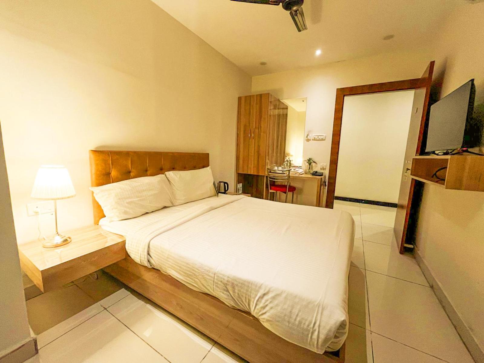 Deluxe Double Room - Photo 13