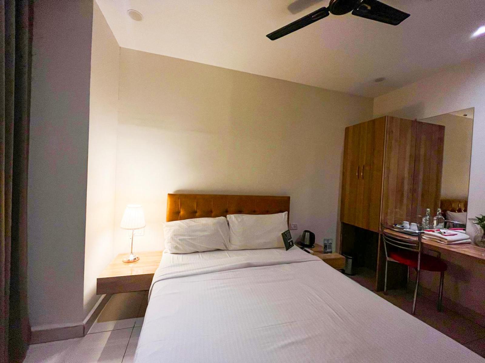 Deluxe Double Room - Photo 11