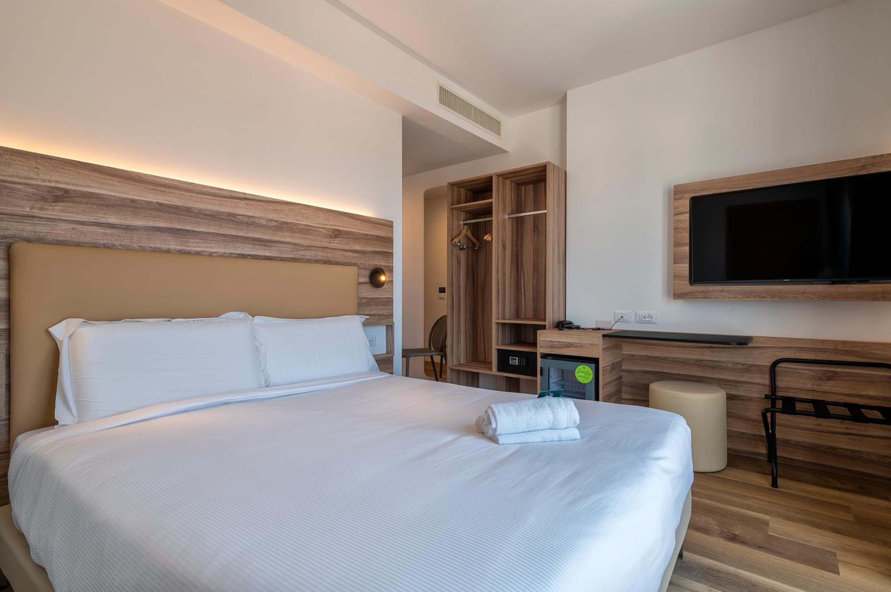 Double or Twin Room - Photo 2