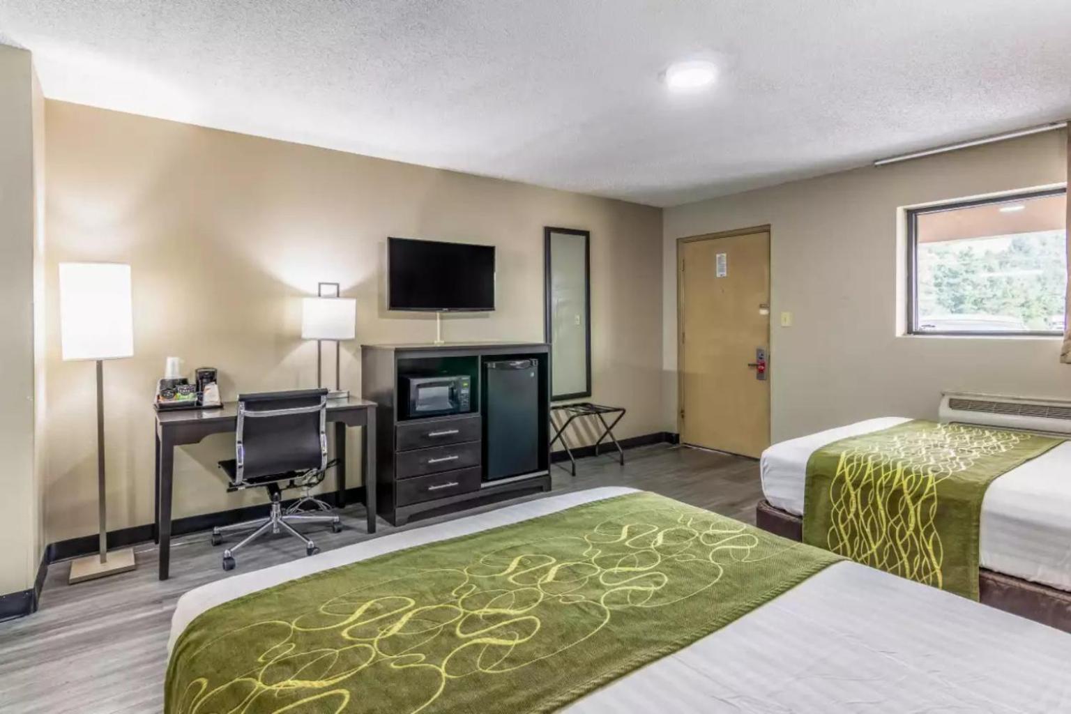 Double Room with Two Double Beds - Smoking - Photo 2