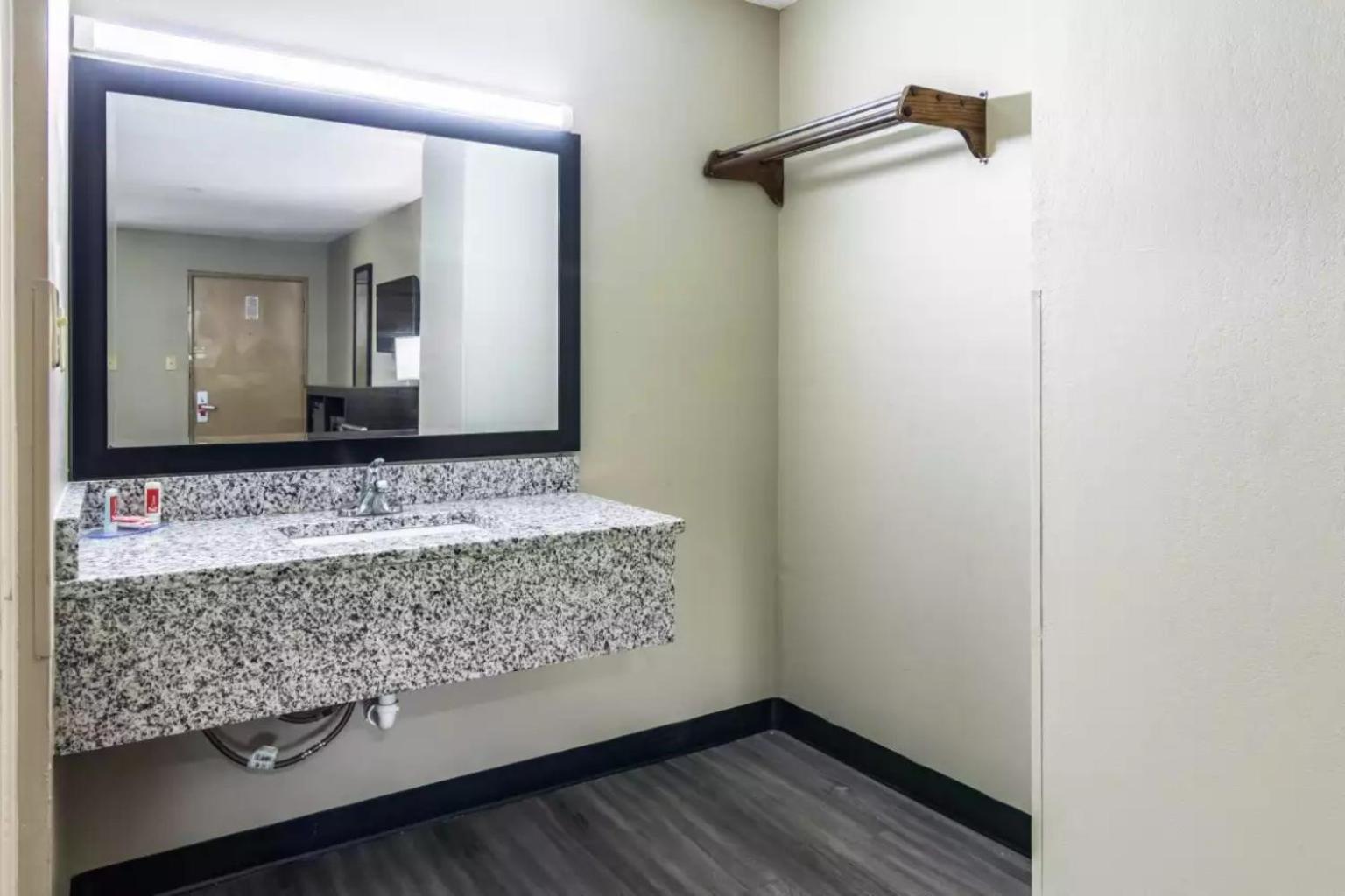 Double Room with Two Double Beds - Smoking - Photo 3