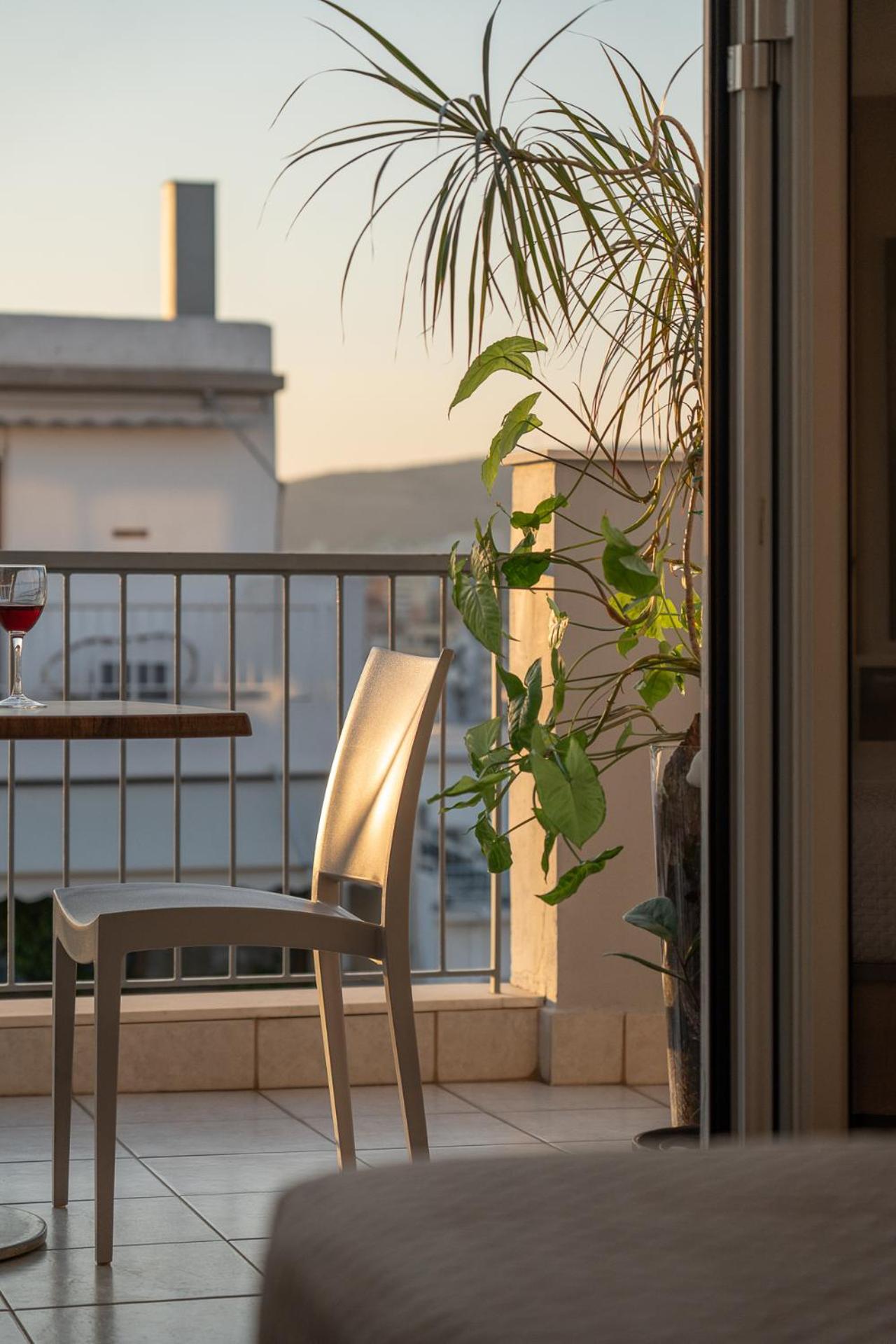 Double Room with Balcony and Sea View - Photo 8