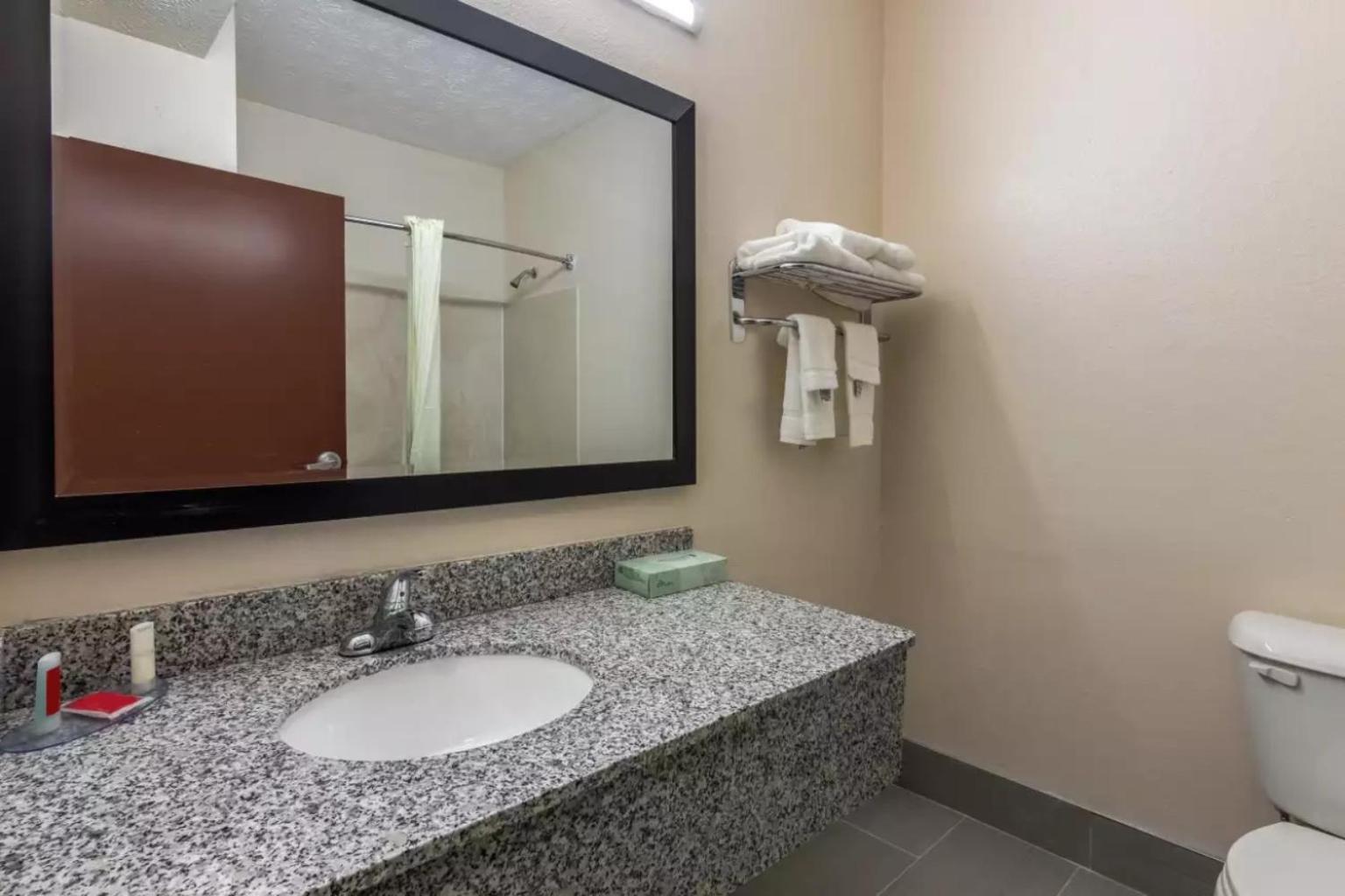 King Room - Non-Smoking/Mobility Accessible - Photo 2