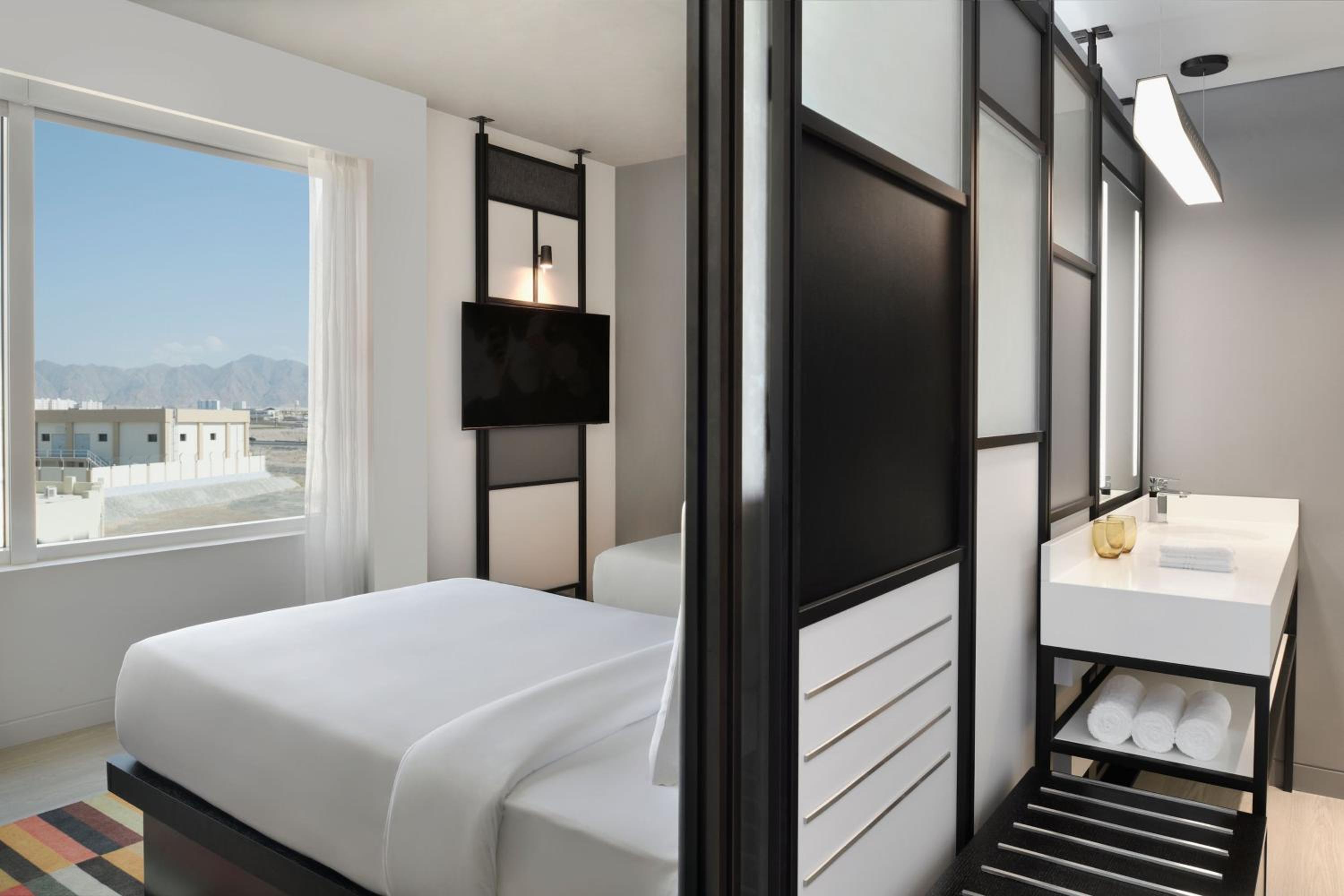 Aloft room, Guest room, 2 Twin, Free Shuttle Buss to OCEC & Mall of Oman - Photo 4