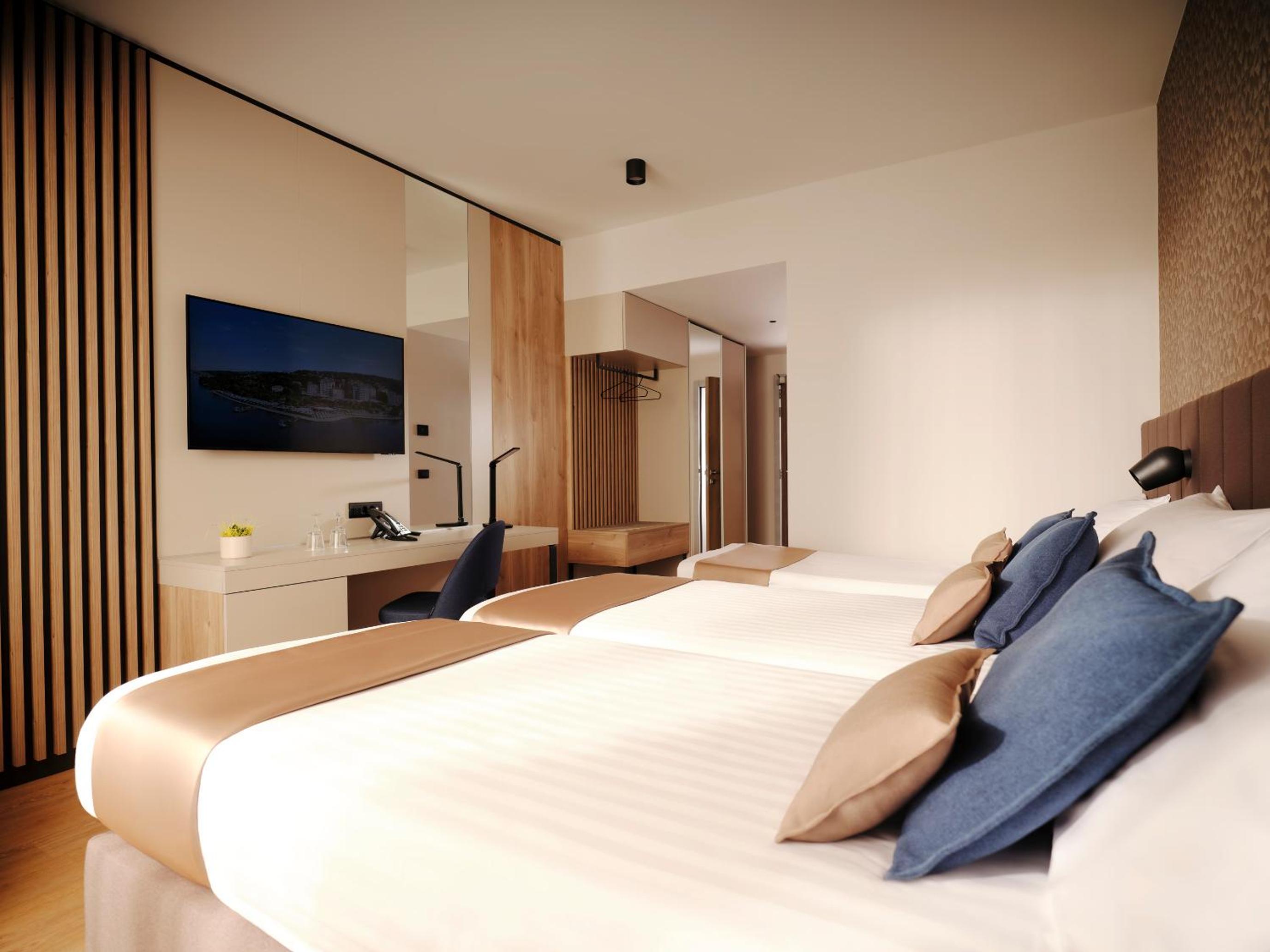 Special Offer - Family (2 Adults + 1 Child) Room with Christmas Package