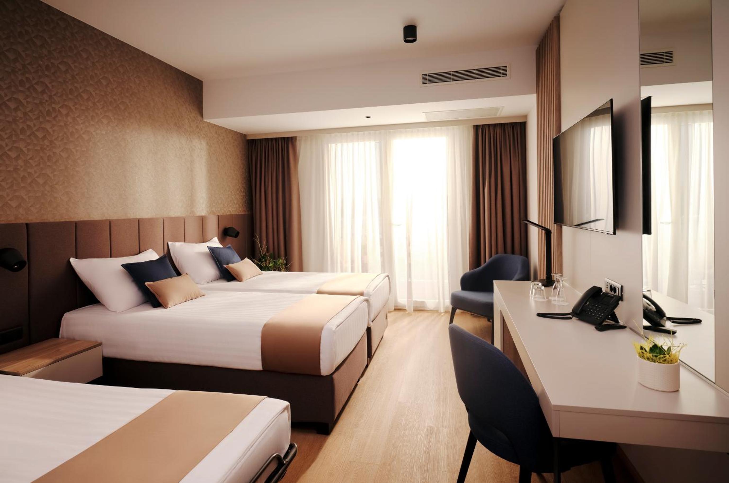 Family Room with Balcony and Sea View (2 Adults + 1 Child)