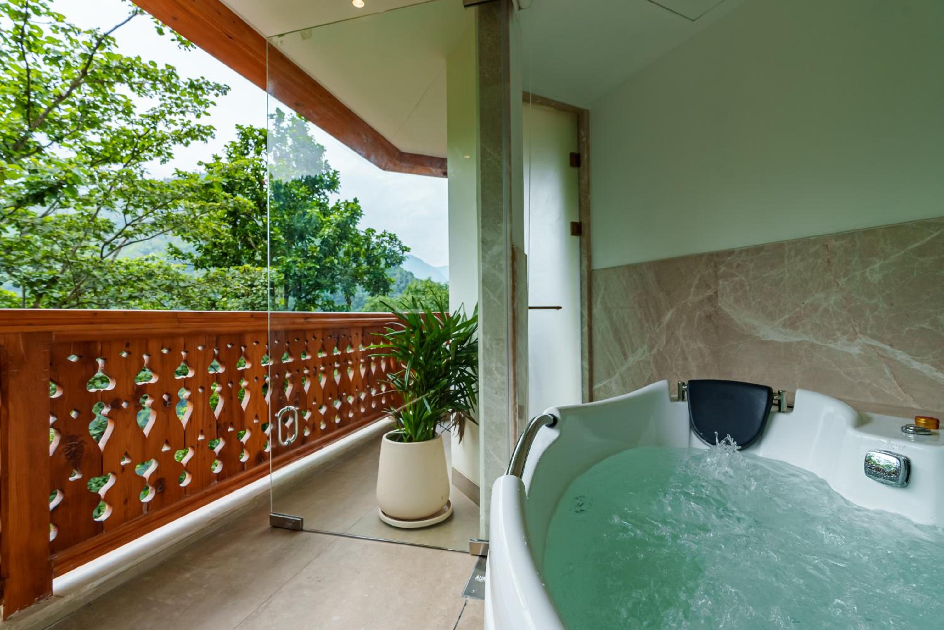 Luxury Suite - Photo 6