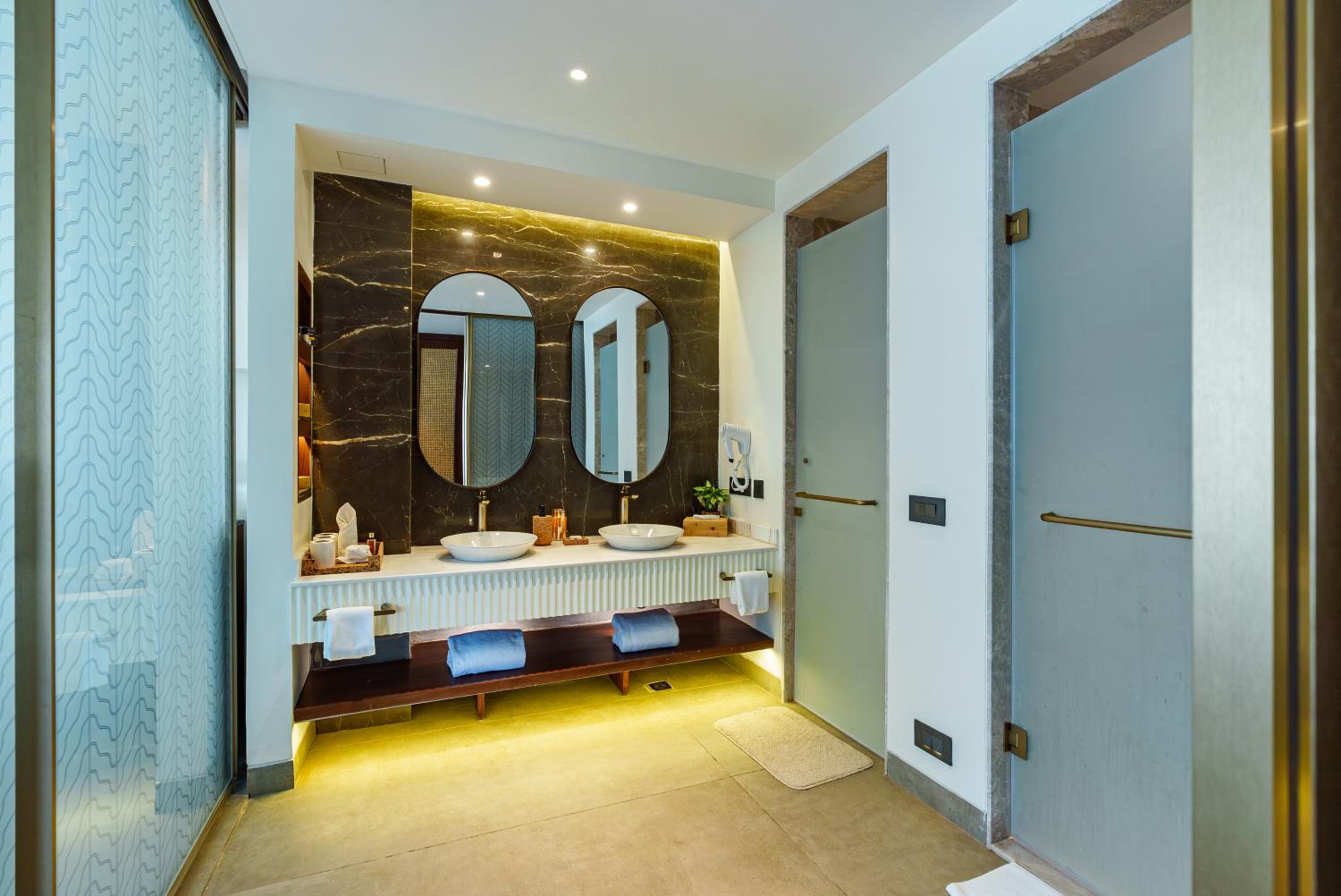 Luxury Suite - Photo 7