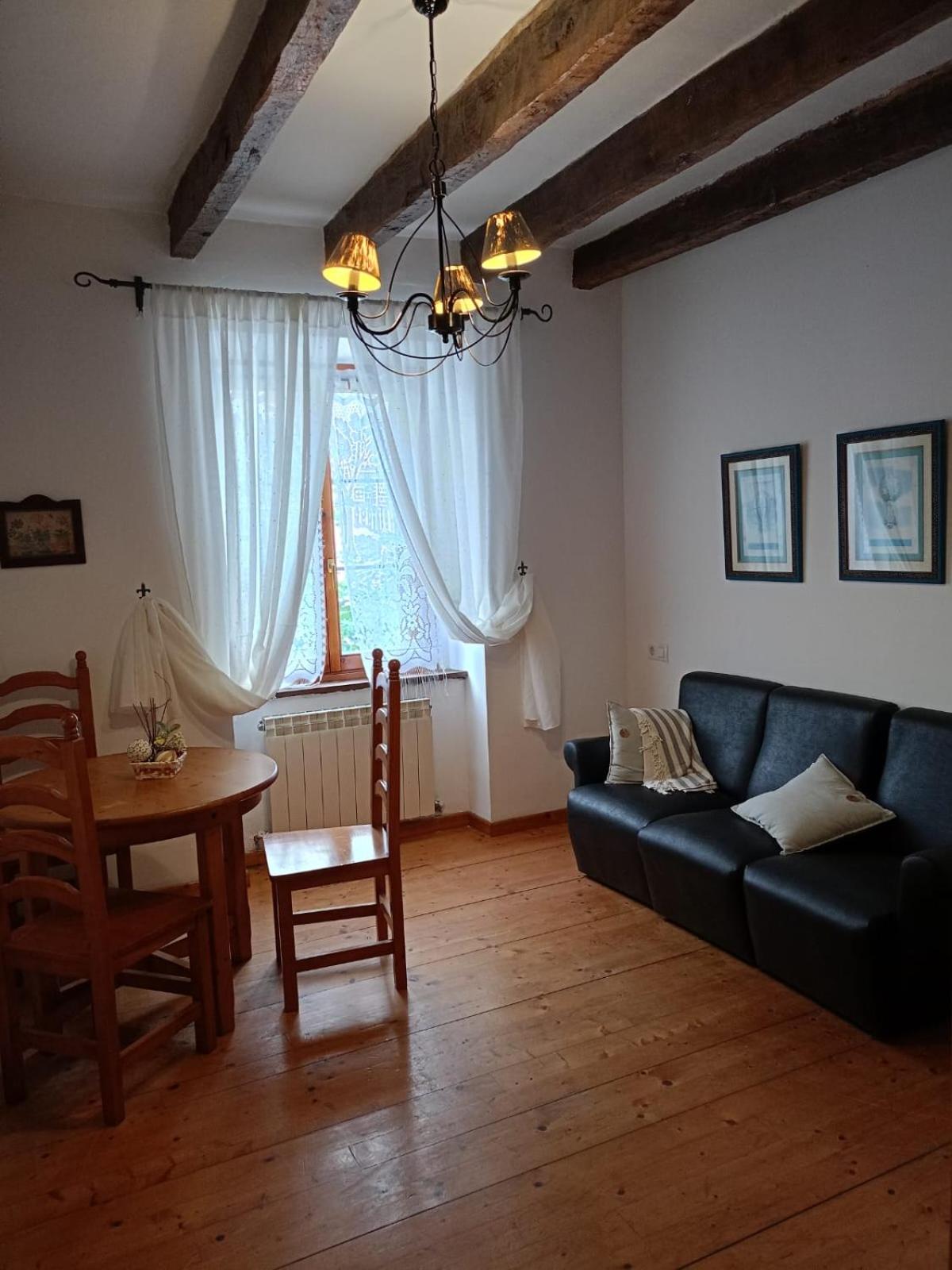 Apartamento de tres habitaciones con balcón