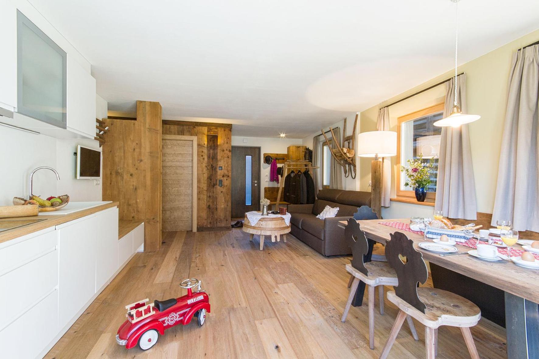 Three-Bedroom Apartment with Mountain View