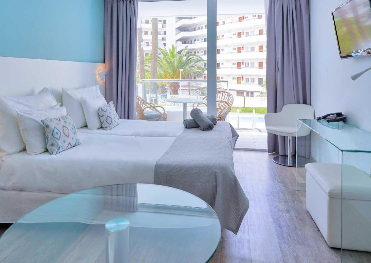 Junior Suite Swim Up ( 2 adults)