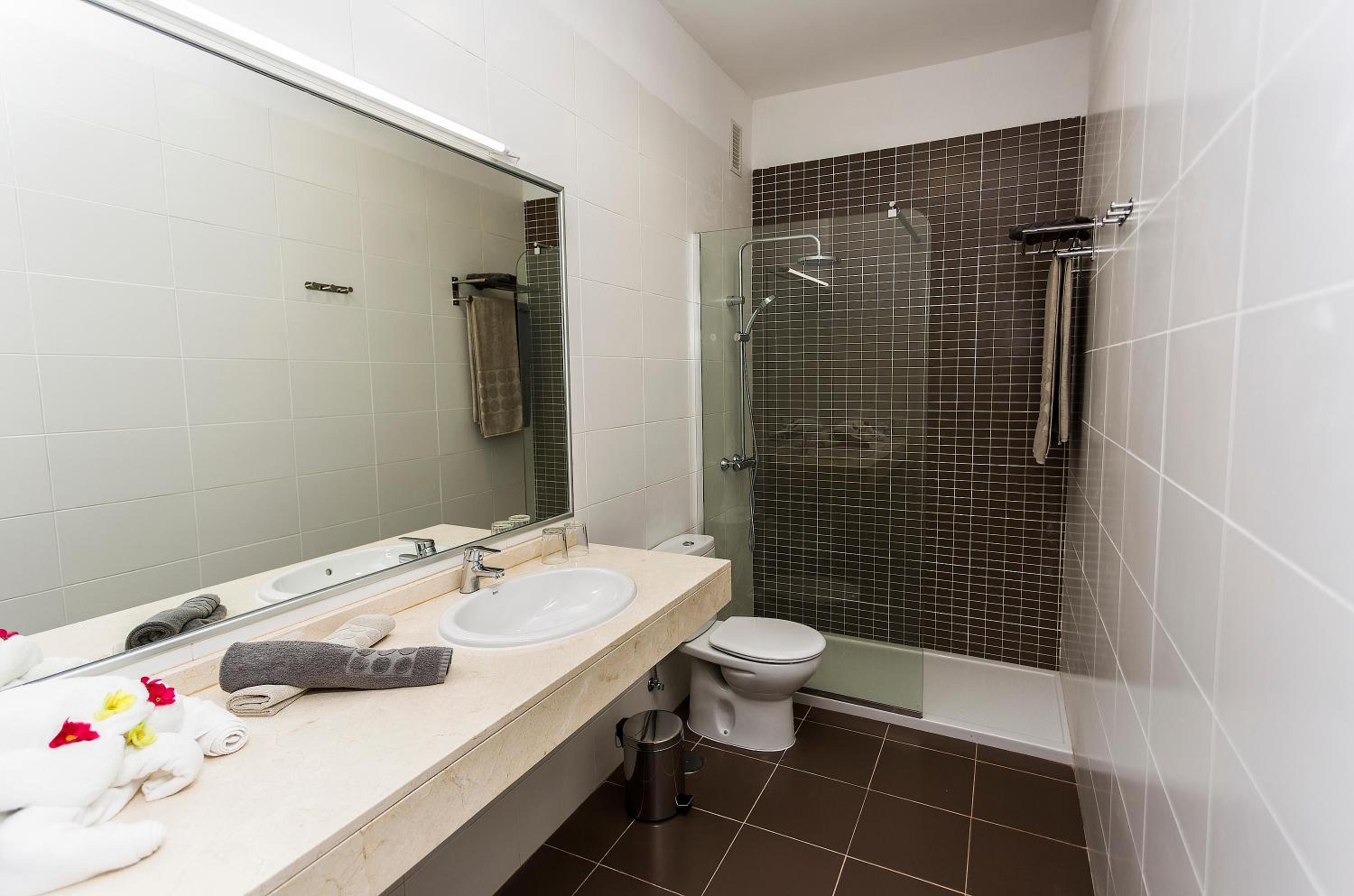 Superior One-Bedroom Apartment (3 Adults) photo 3