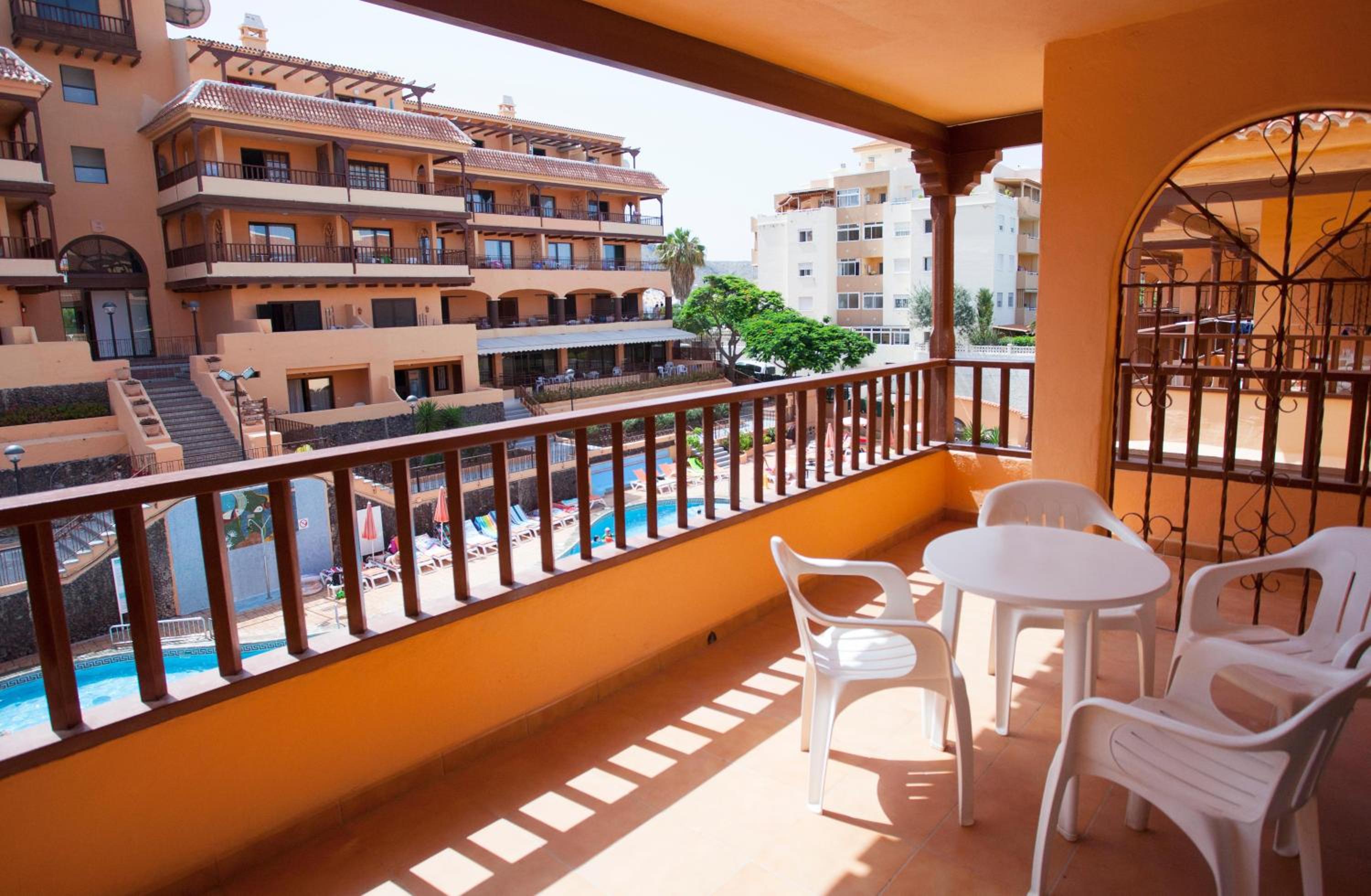 Superior One-Bedroom Apartment with Pool View (3 Adults) photo 2