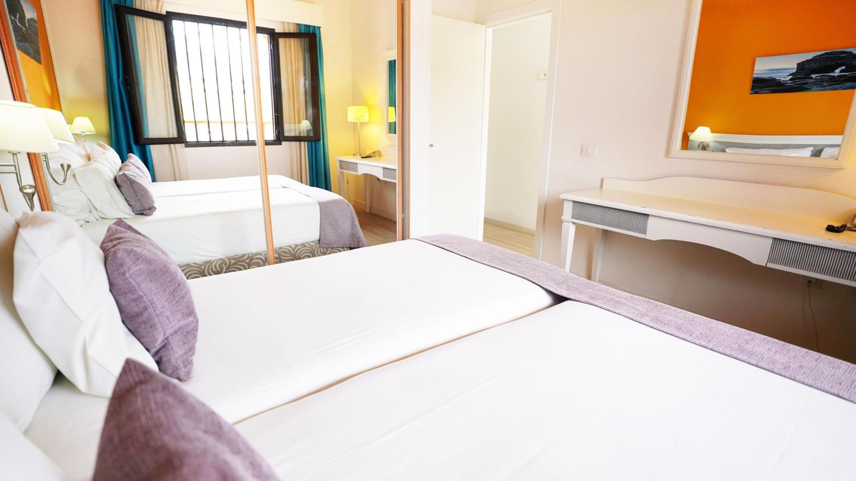 Apartamento Superior de una habitación con vista al mar o a la piscina (2 adultos)