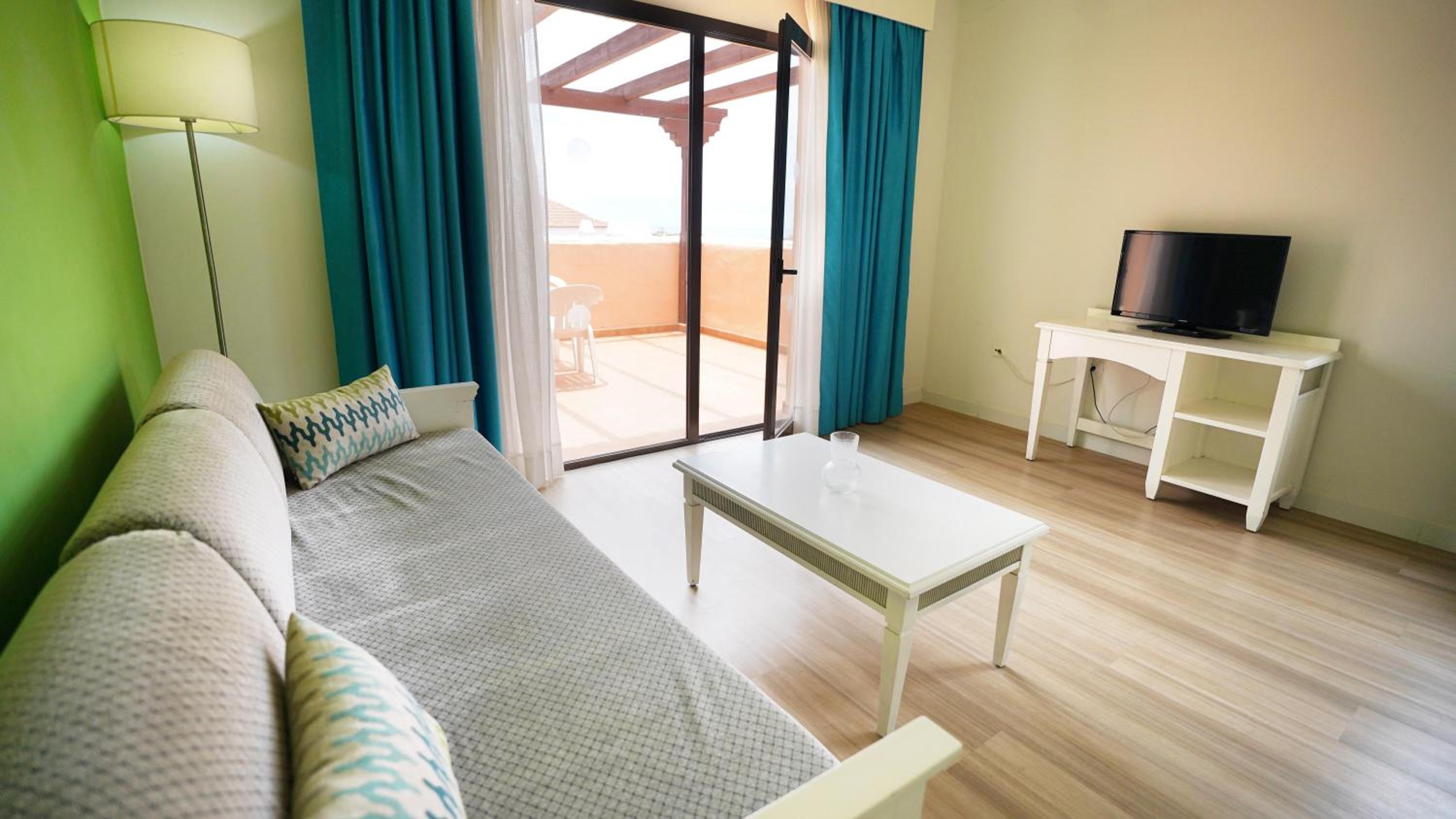 Superior One-Bedroom Apartment with Sea or Pool View (2 Adults + 2 Children) photo 3