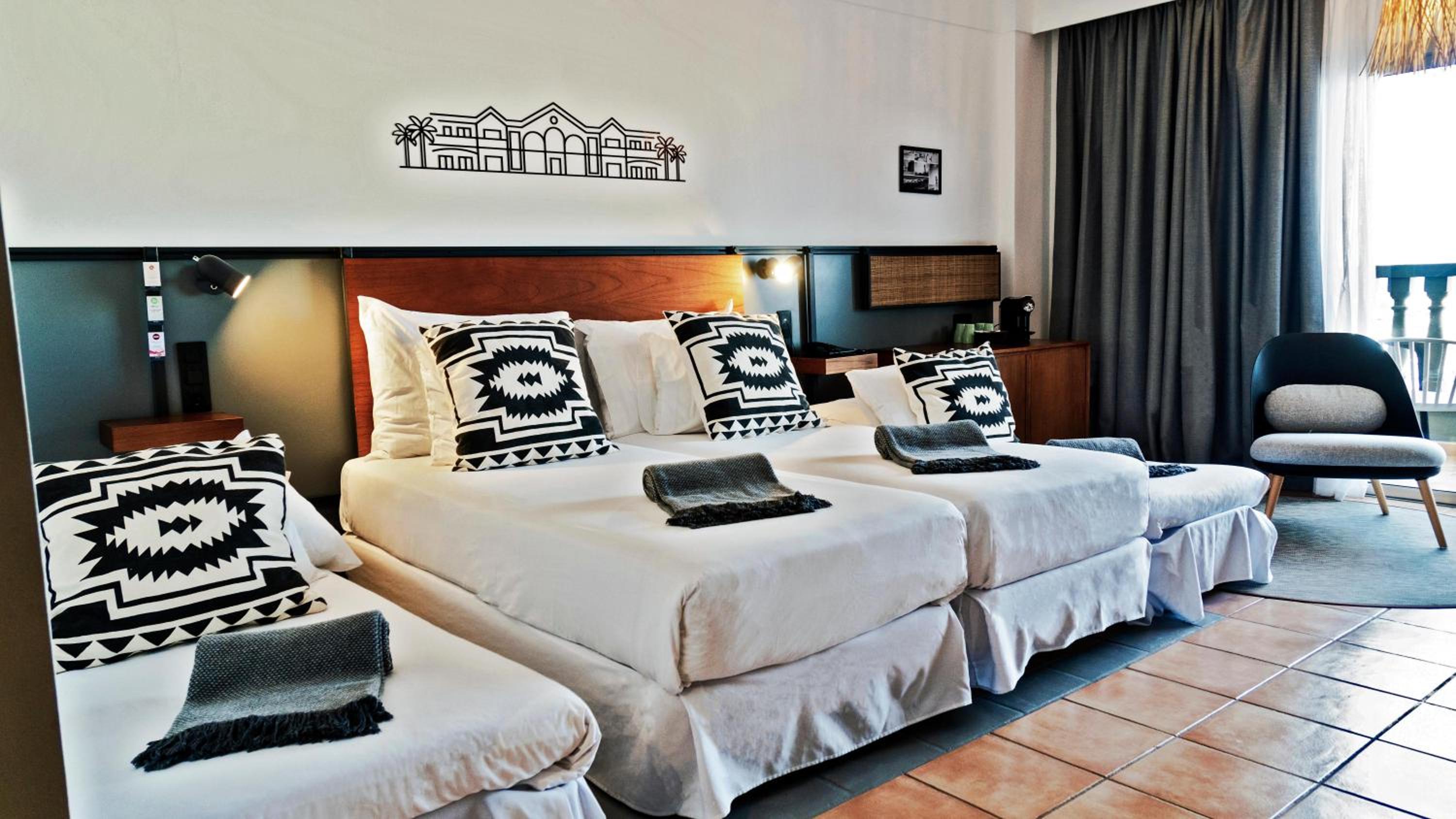 Habitación Doble con Vista a la Piscina (2 Adultos + 2 Niños)
