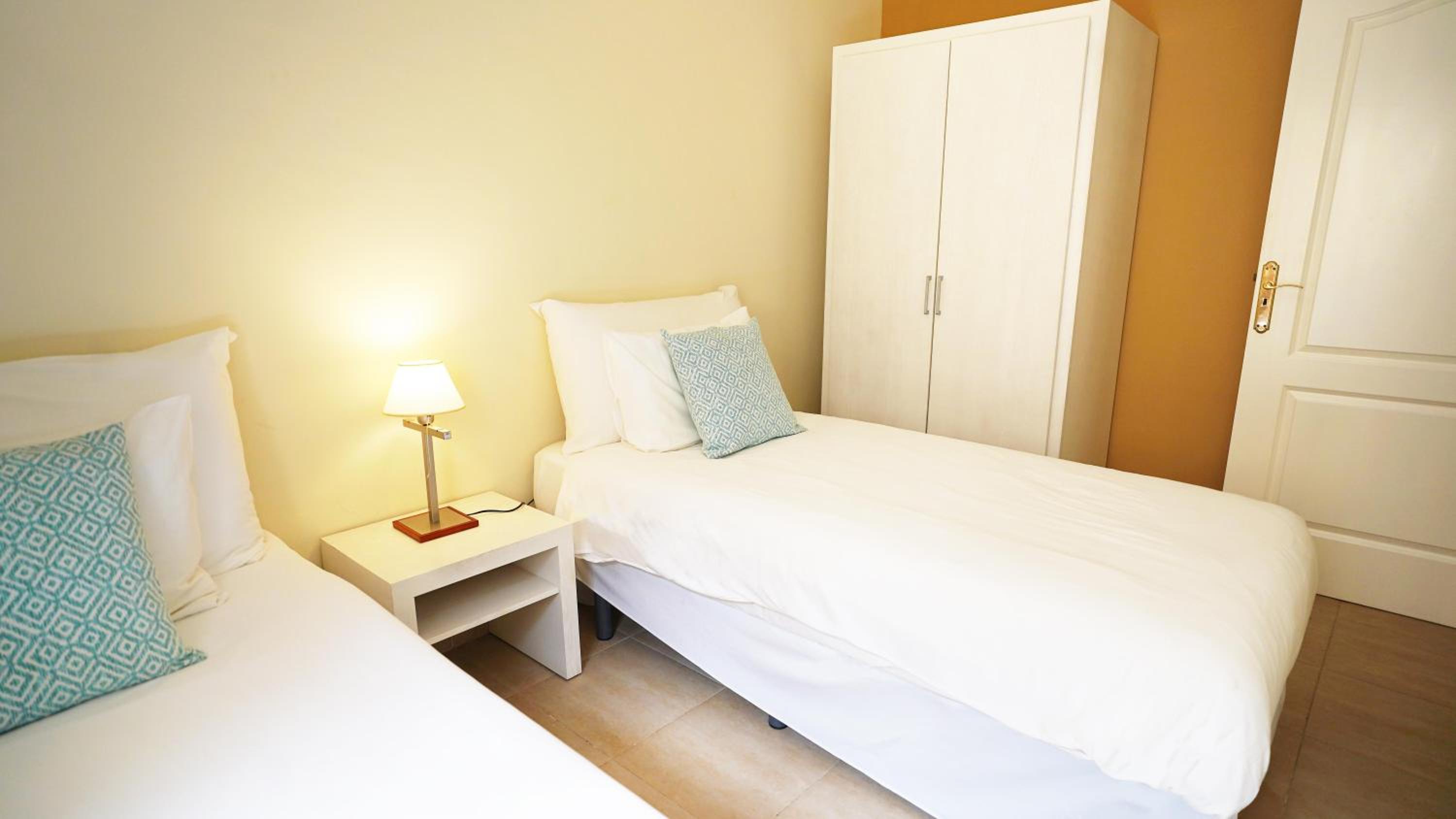 Two-Bedroom Apartment (2-4 Adults) photo 2