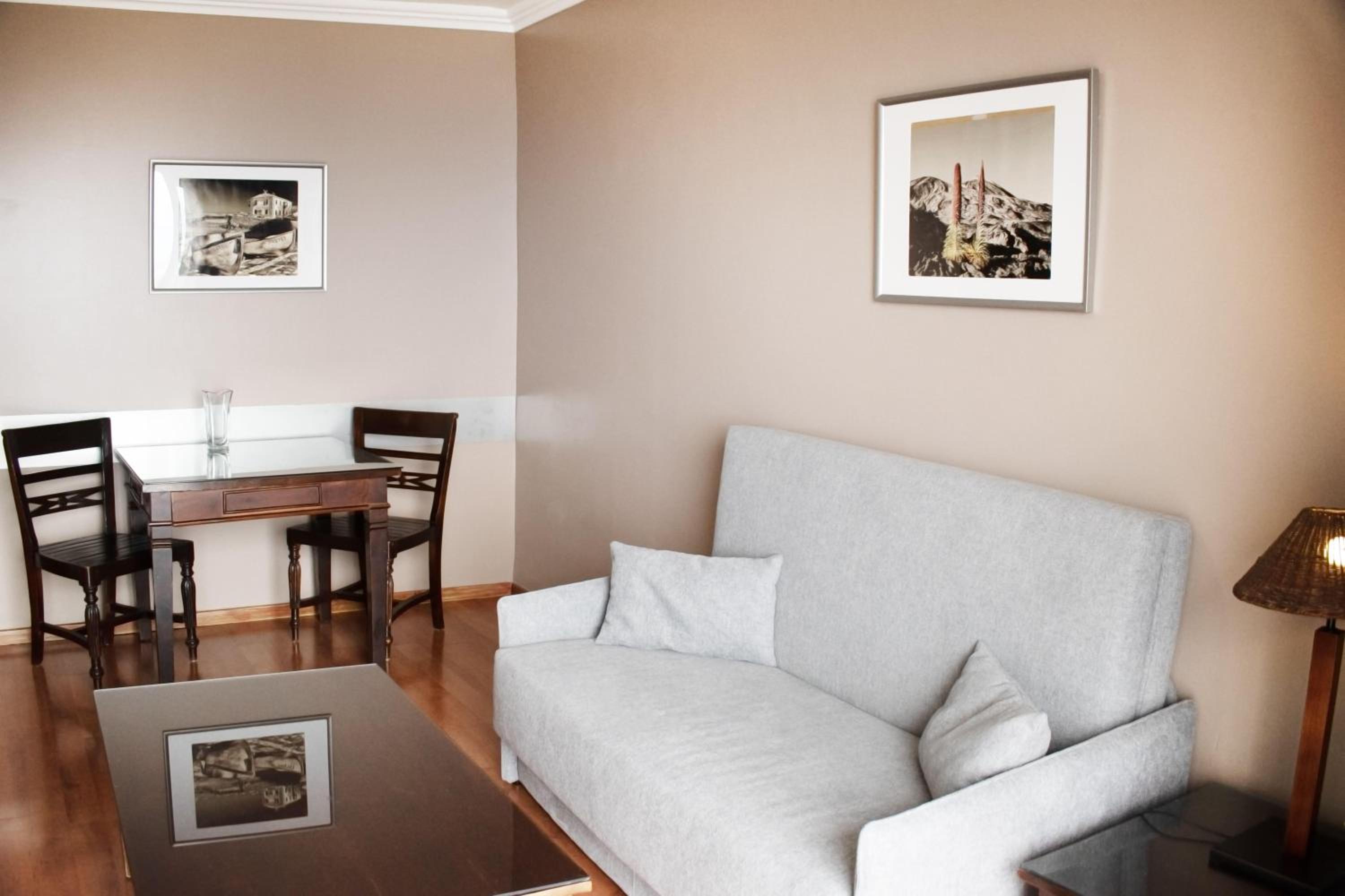 Apartamento de una habitación con vista al jardín / piscina / mar.