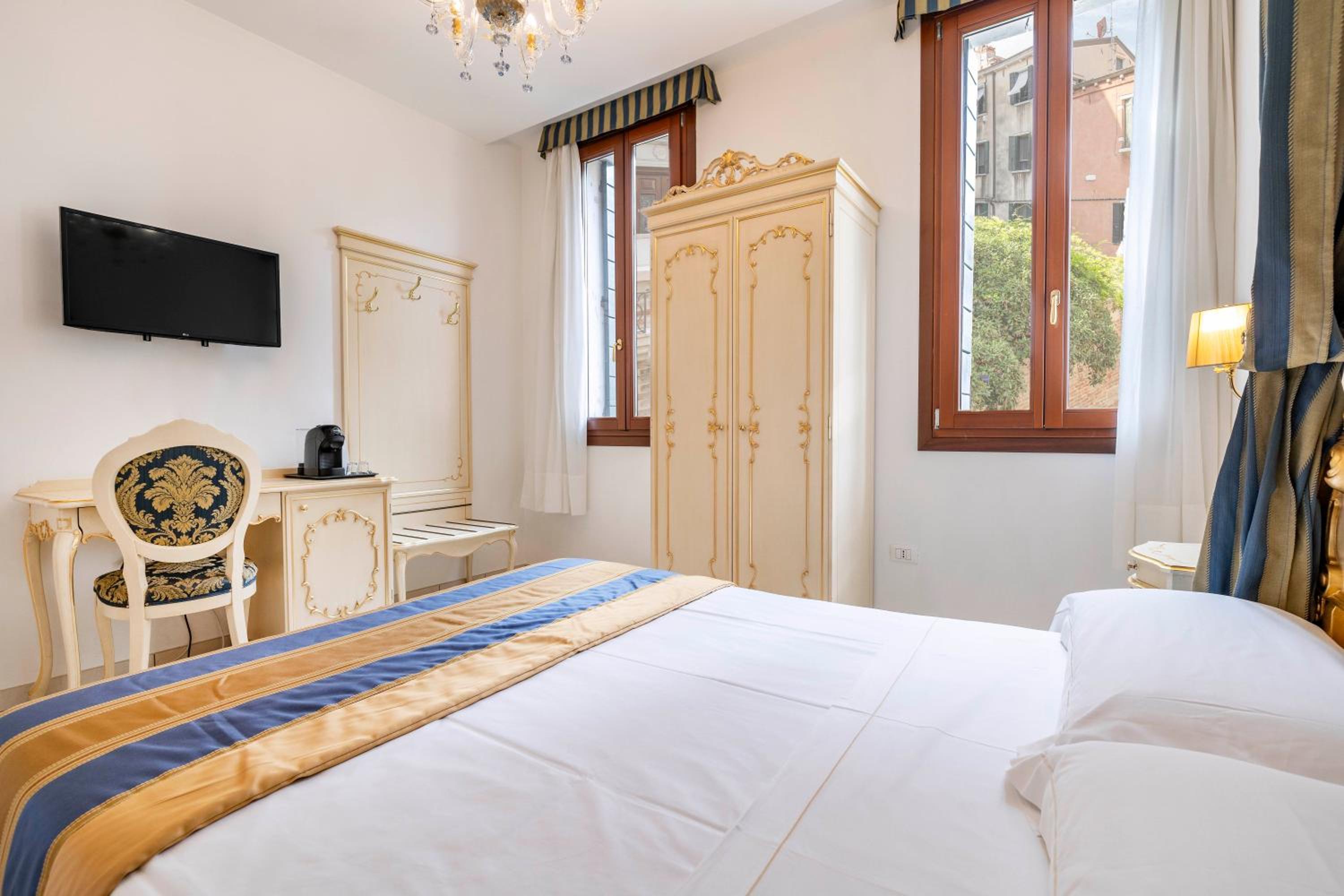 Double Room with Private Bathroom photo 3