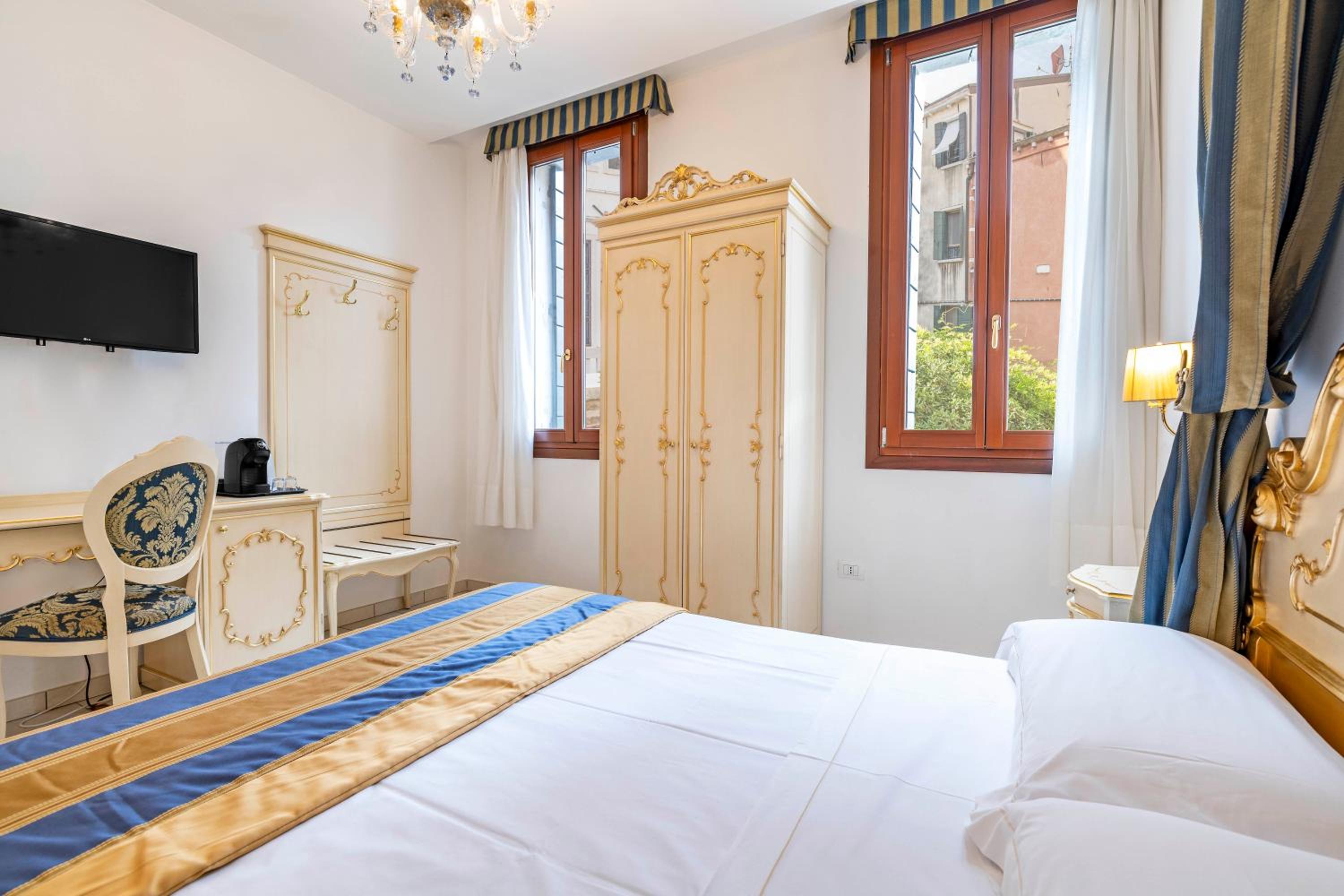 Double Room with Private Bathroom photo 2