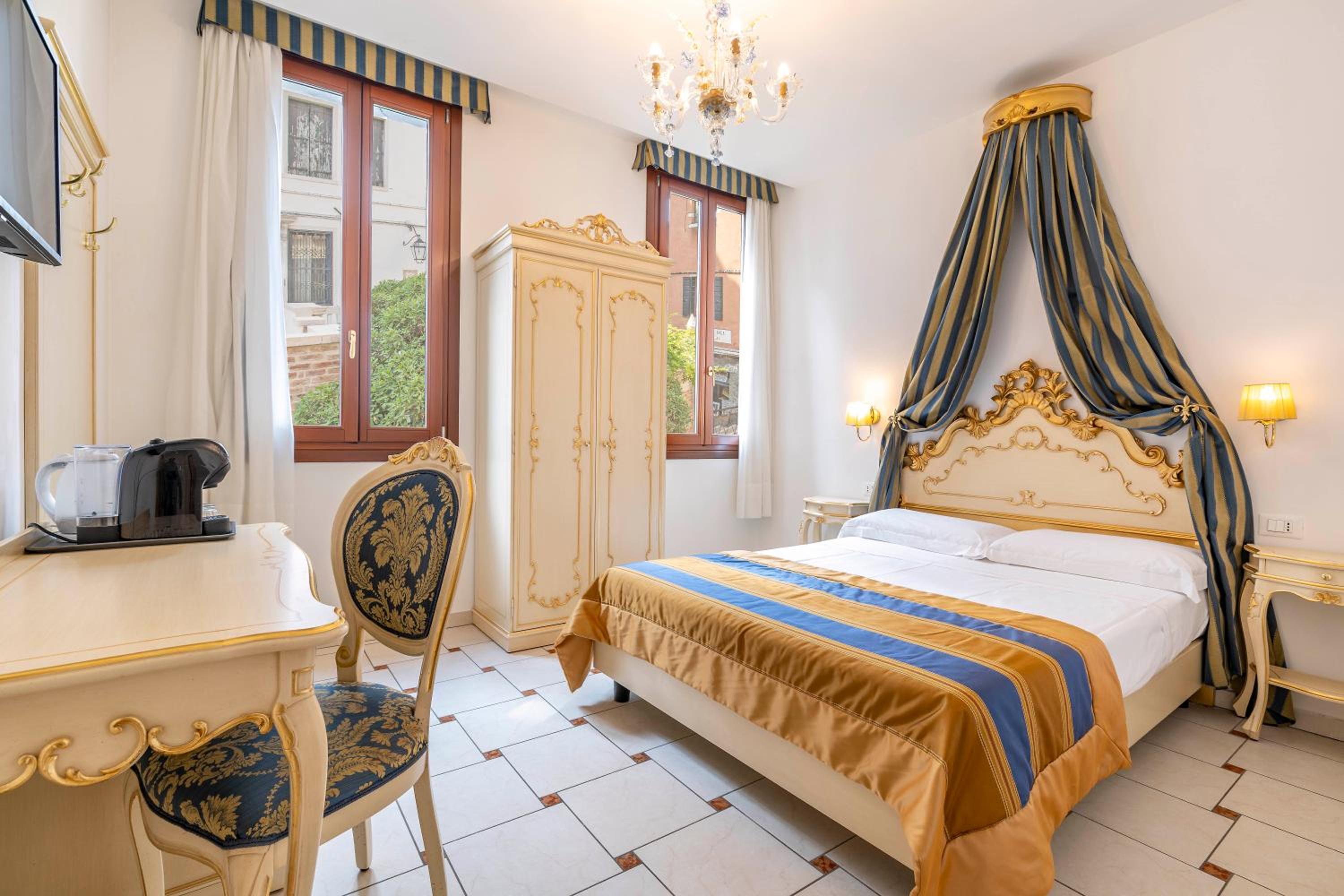 Double Room with Private Bathroom photo 1