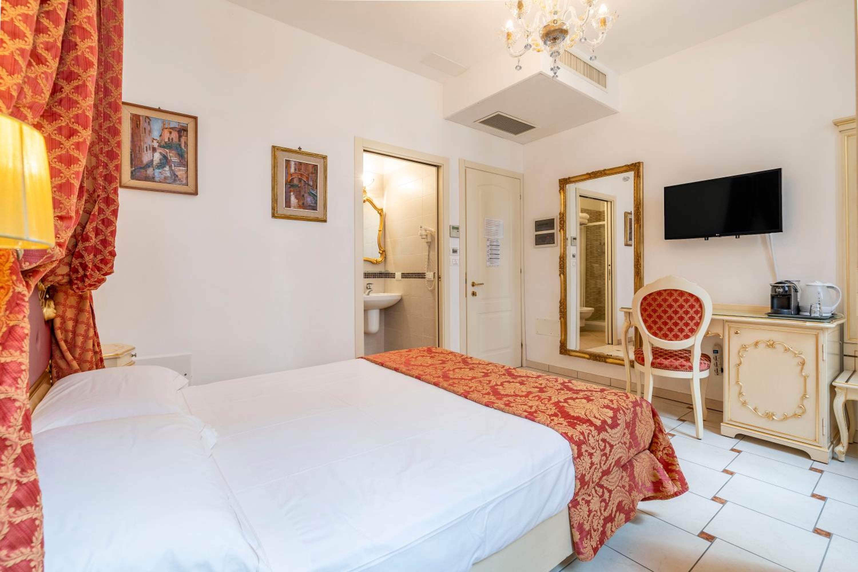 Double Room with Private Bathroom photo 3