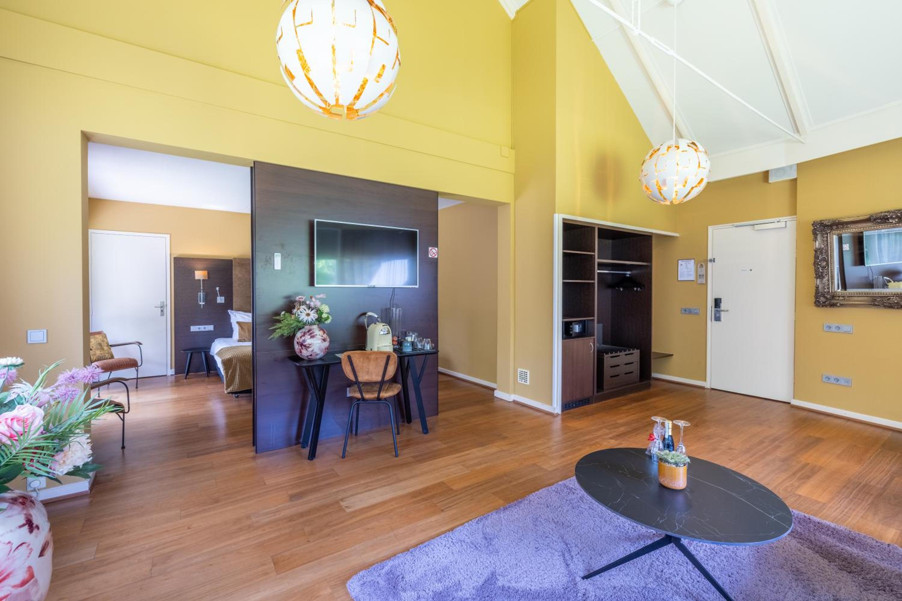 Suite - Photo 9