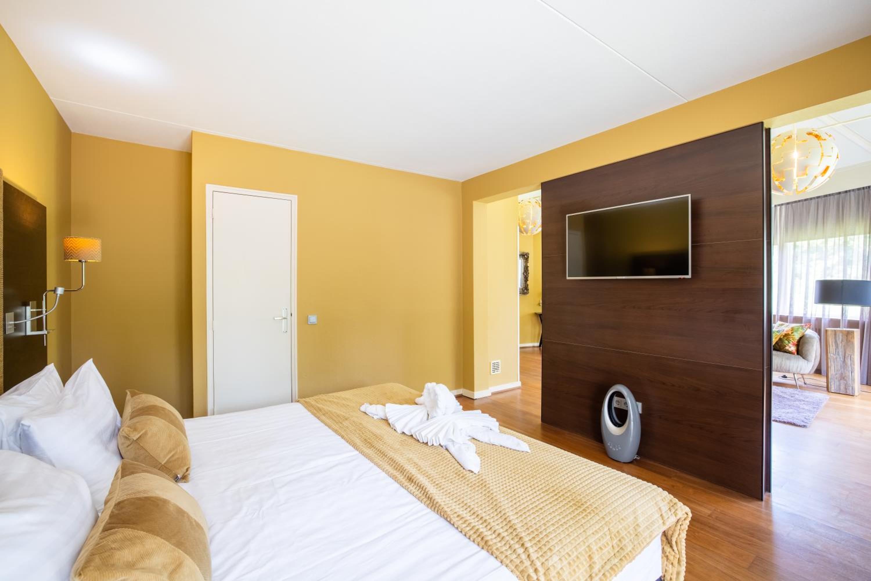 Suite - Photo 11