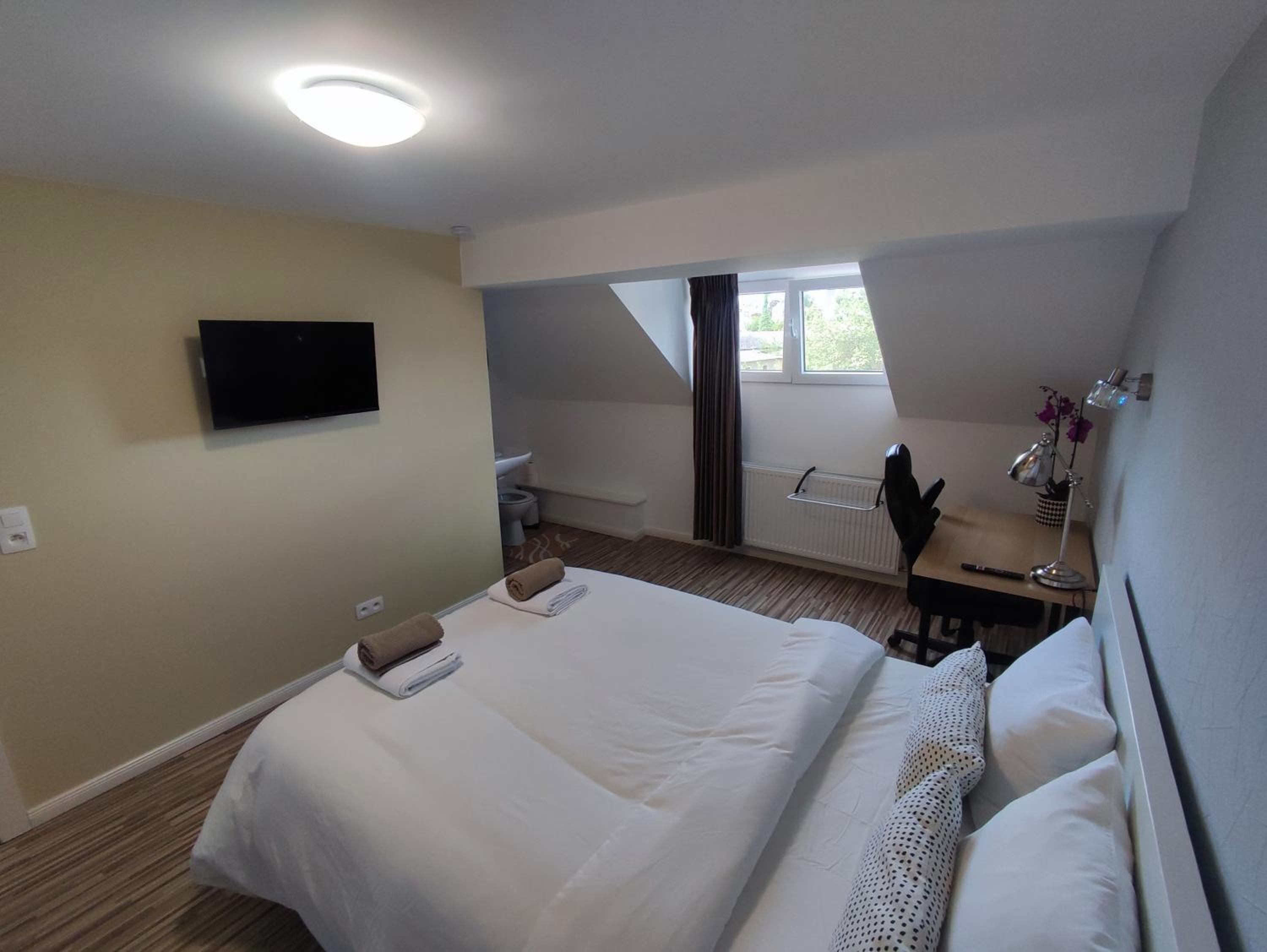 Double Room with Shared Bathroom photo 2