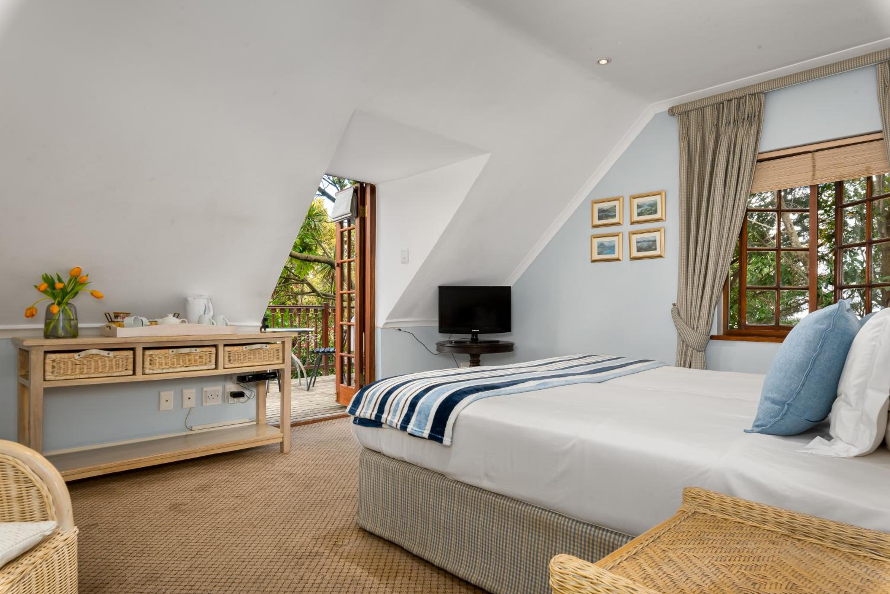 Deluxe King Room - Photo 1