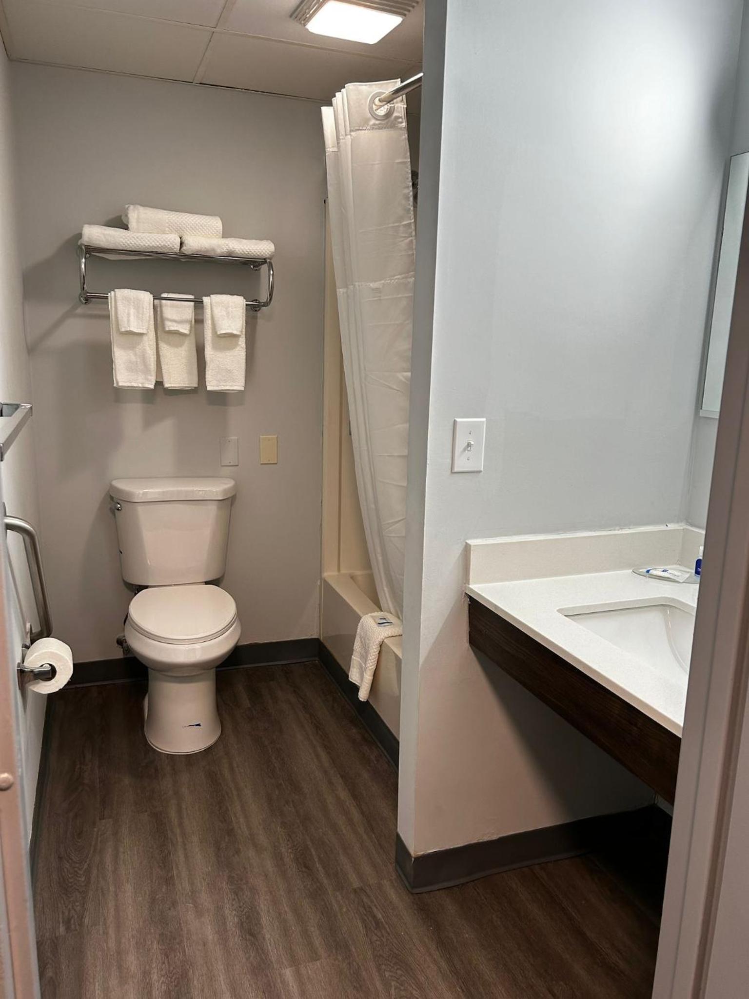 King Room - Non Smoking/Interior Hall