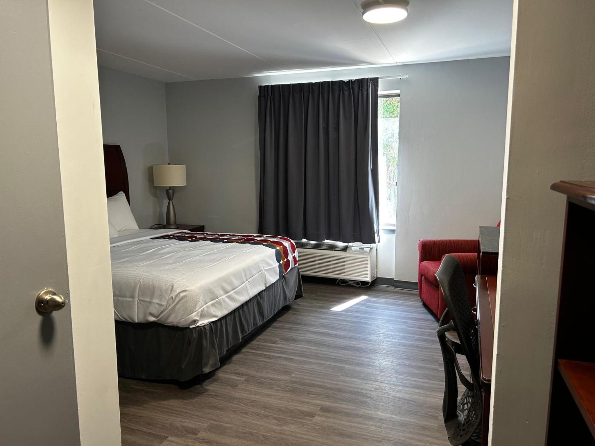 King Room with Tub - Disability Access/Non Smoking/Interior Hall photo 1
