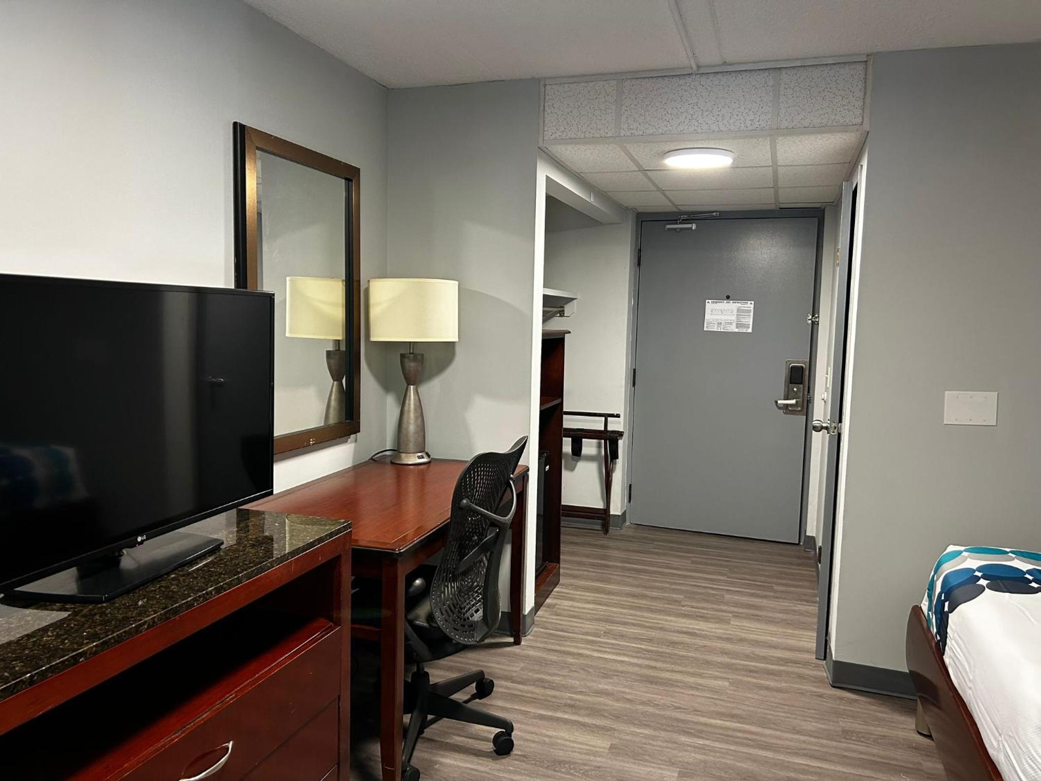 King Room with Tub - Disability Access/Non Smoking/Interior Hall photo 2