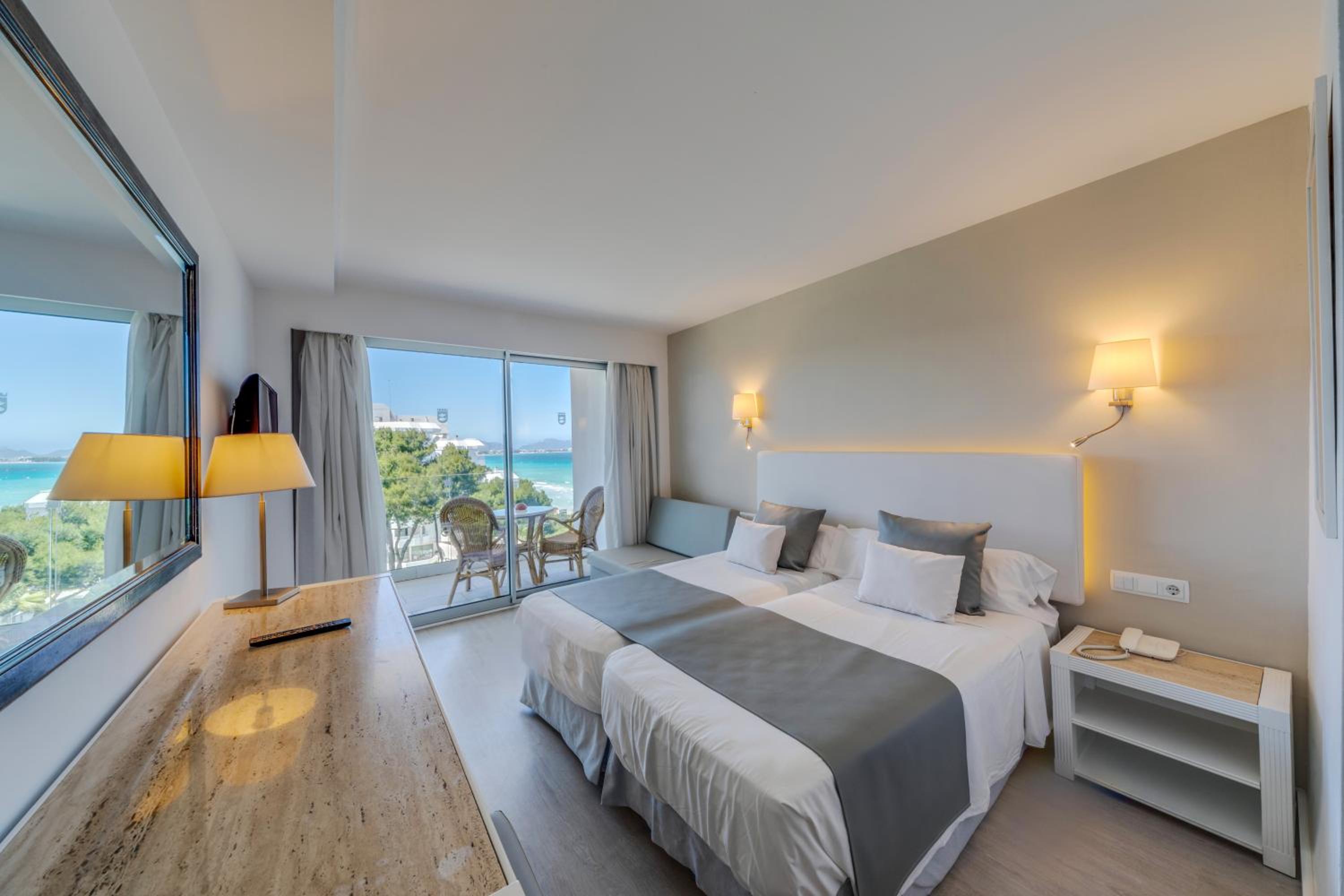 Habitación Doble Superior con Vistas Laterales al Mar.