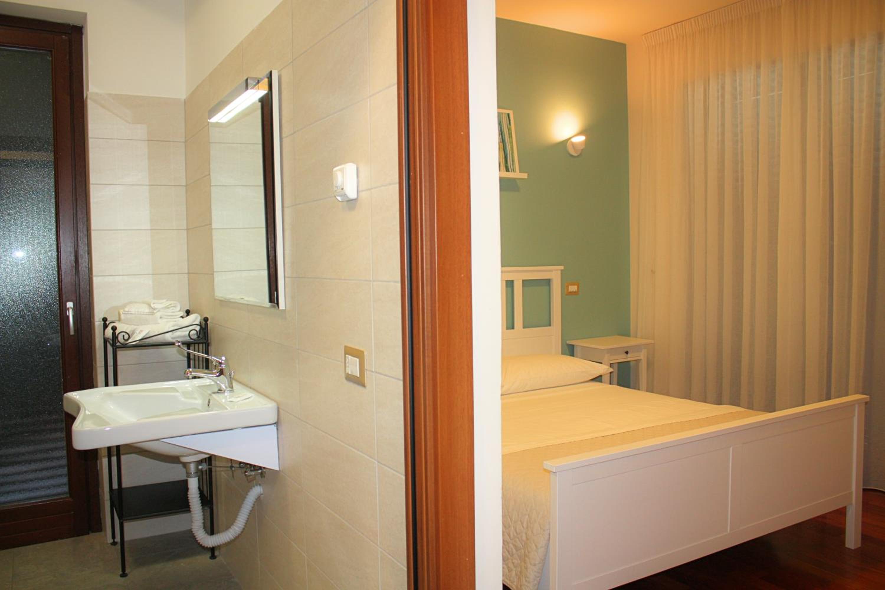 Double Room - Photo 9