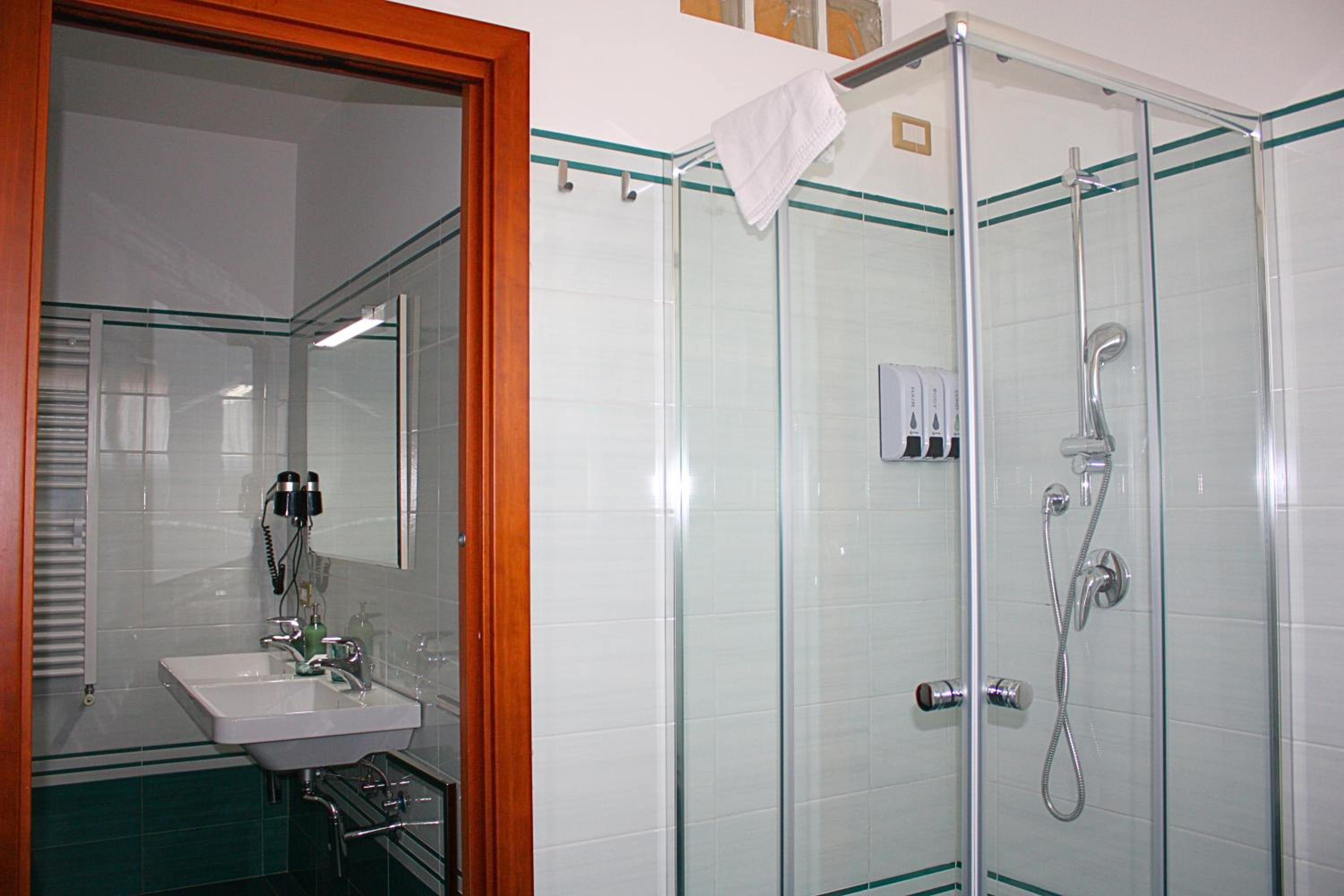 Double Room - Photo 8