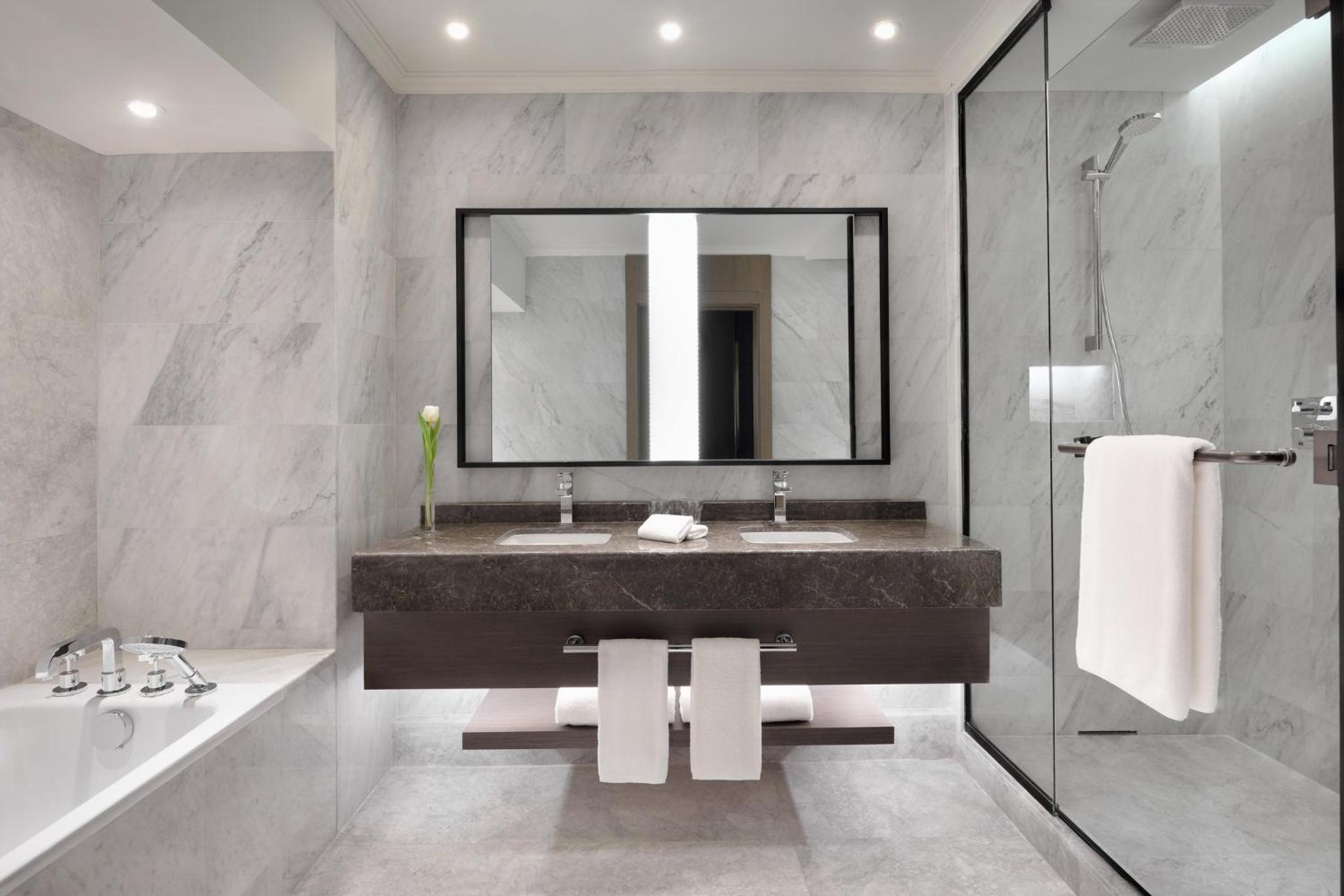 Executive Suite - Photo 2