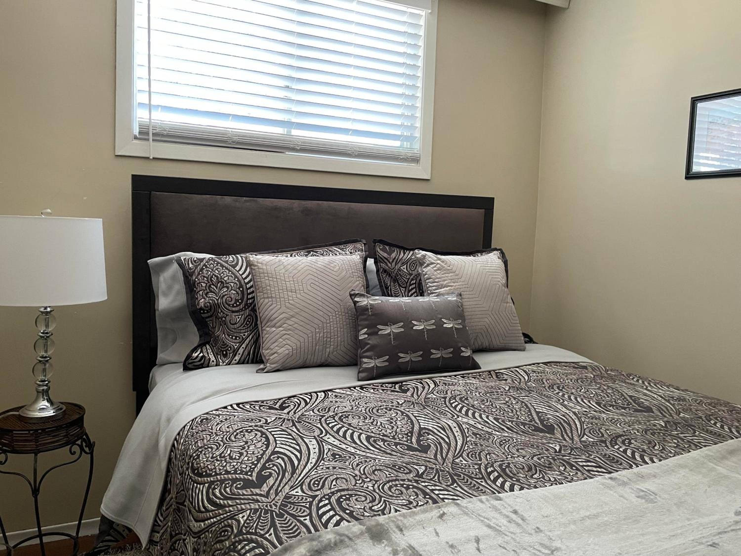 Standard Queen Room